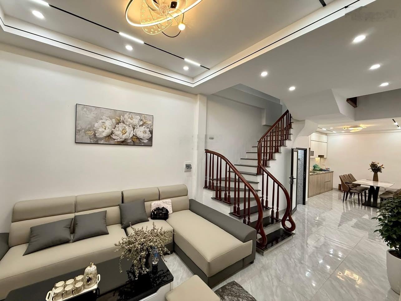 Giảm sâu cho khách mua Minh Khai, 2 thoáng sáng tự nhiên, ngõ rộng, nông 43m*5. Ở cực sướng.