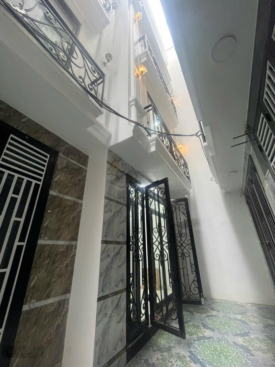 Bán nhà 30m xây 5 tầng mới phố Việt Hưng giá tuyệt chủng hơn 6 tỷ ở ngay