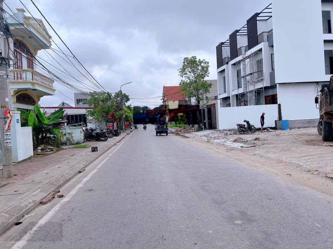 Hoa hậu mặt đường Trung Nghĩa Đồ Sơn giờ mới xuất đầu lộ diện. Nằm trên mặt đường rộng 10m