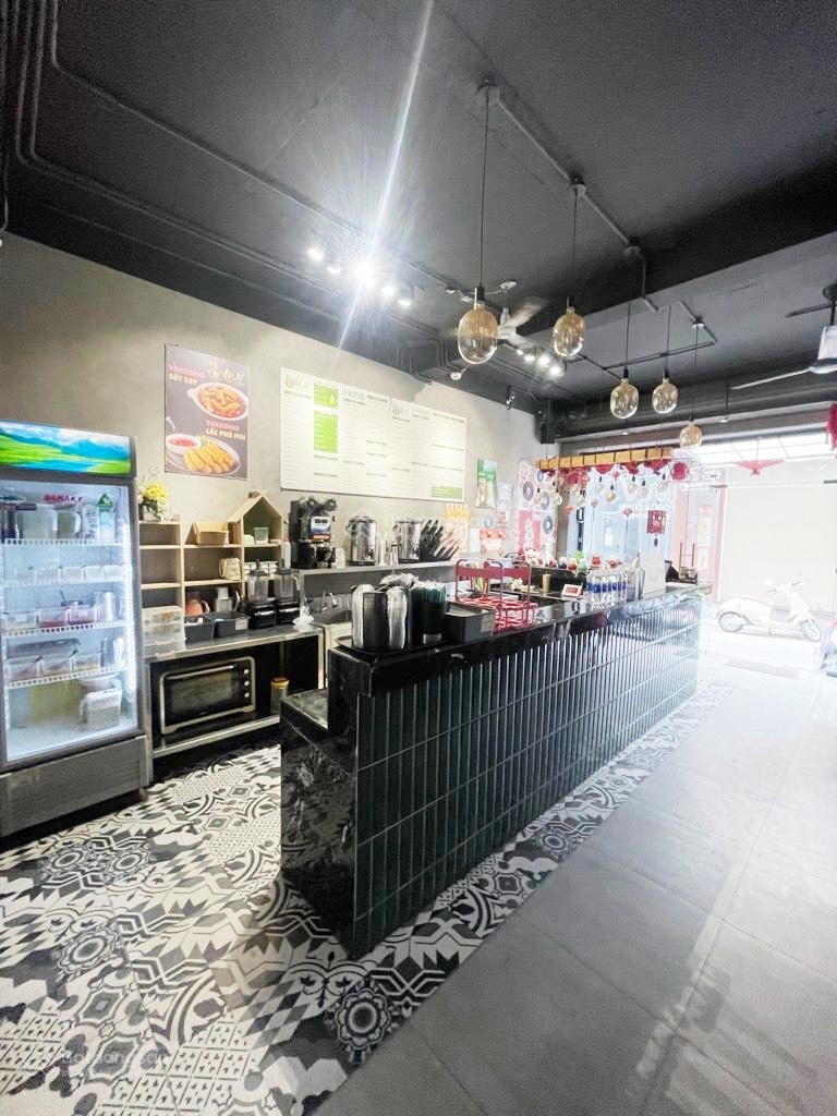 Hẻm ô tô sát mặt tiền Lê Thúc Hoạch, đang kinh doanh ăn uống