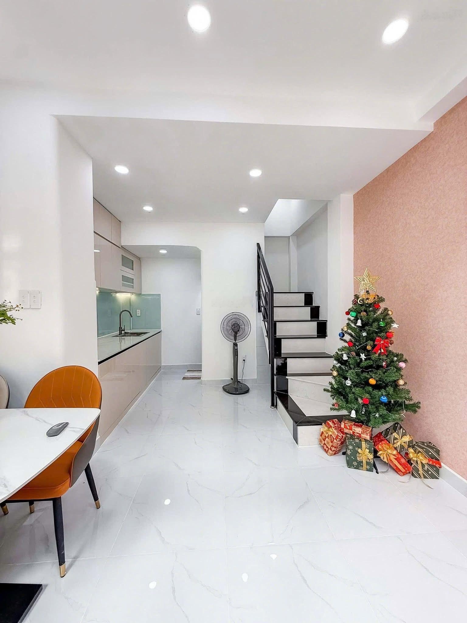 Nhà có ban công 25m2 hiếm khi trống lại - Lê Quang Định, Bình Thạnh - 5.7 tỷ