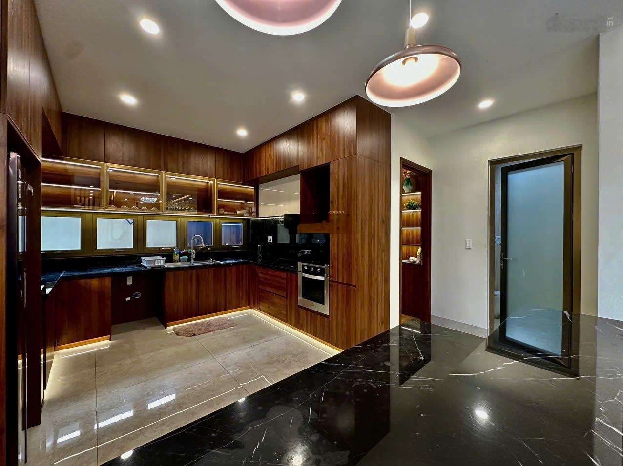 Rẻ nhất khu vực, mua là lời ngay. Vị trí đắc địa, mặt tiền Hoa Hồng 5 tầng, ngay khu Phan Xích Long