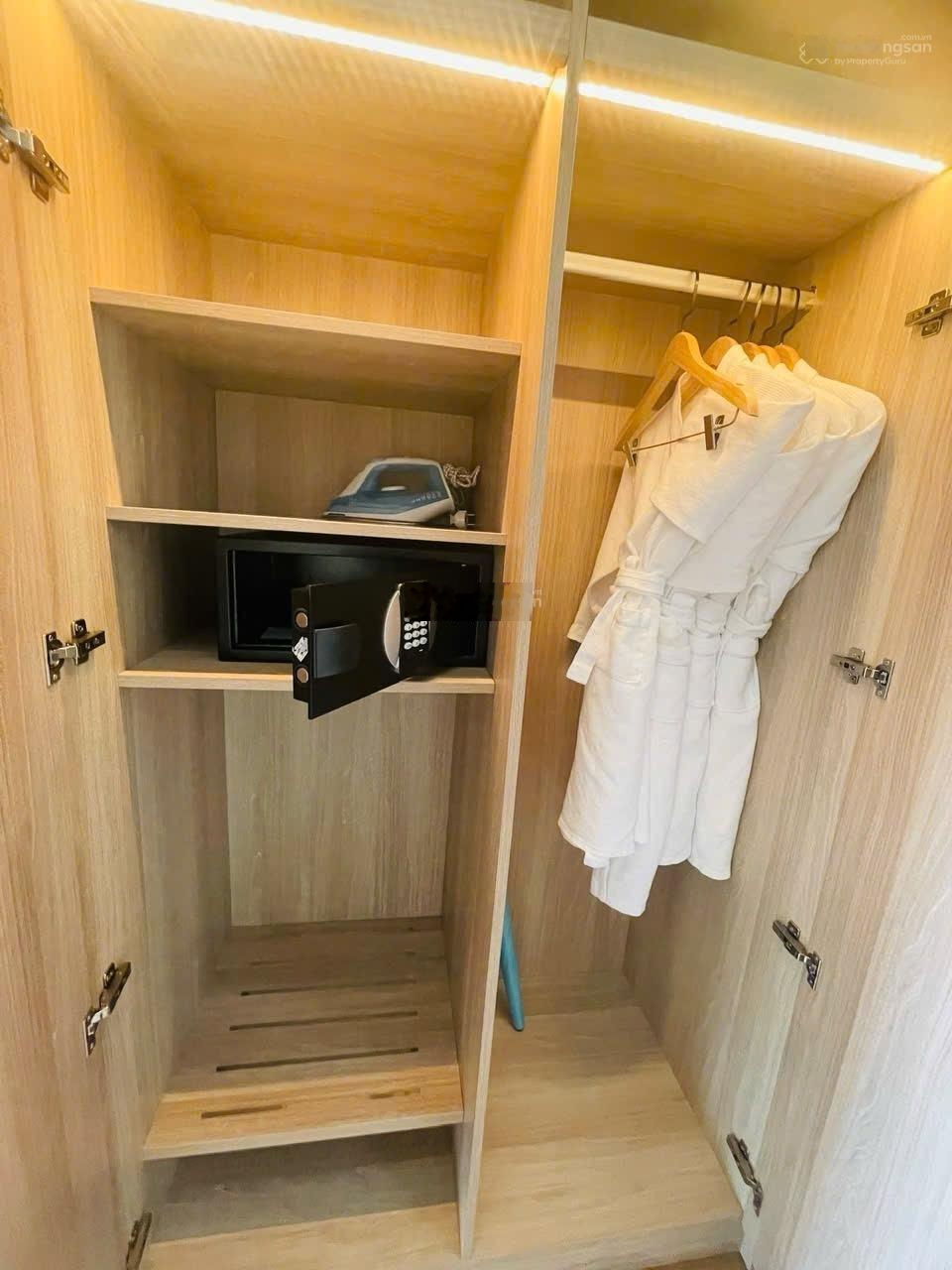 Bán nhanh 2 phòng ngủ góc VIP toà A full nội thất sẵn sổ đỏ, cách biển 1 bước chân