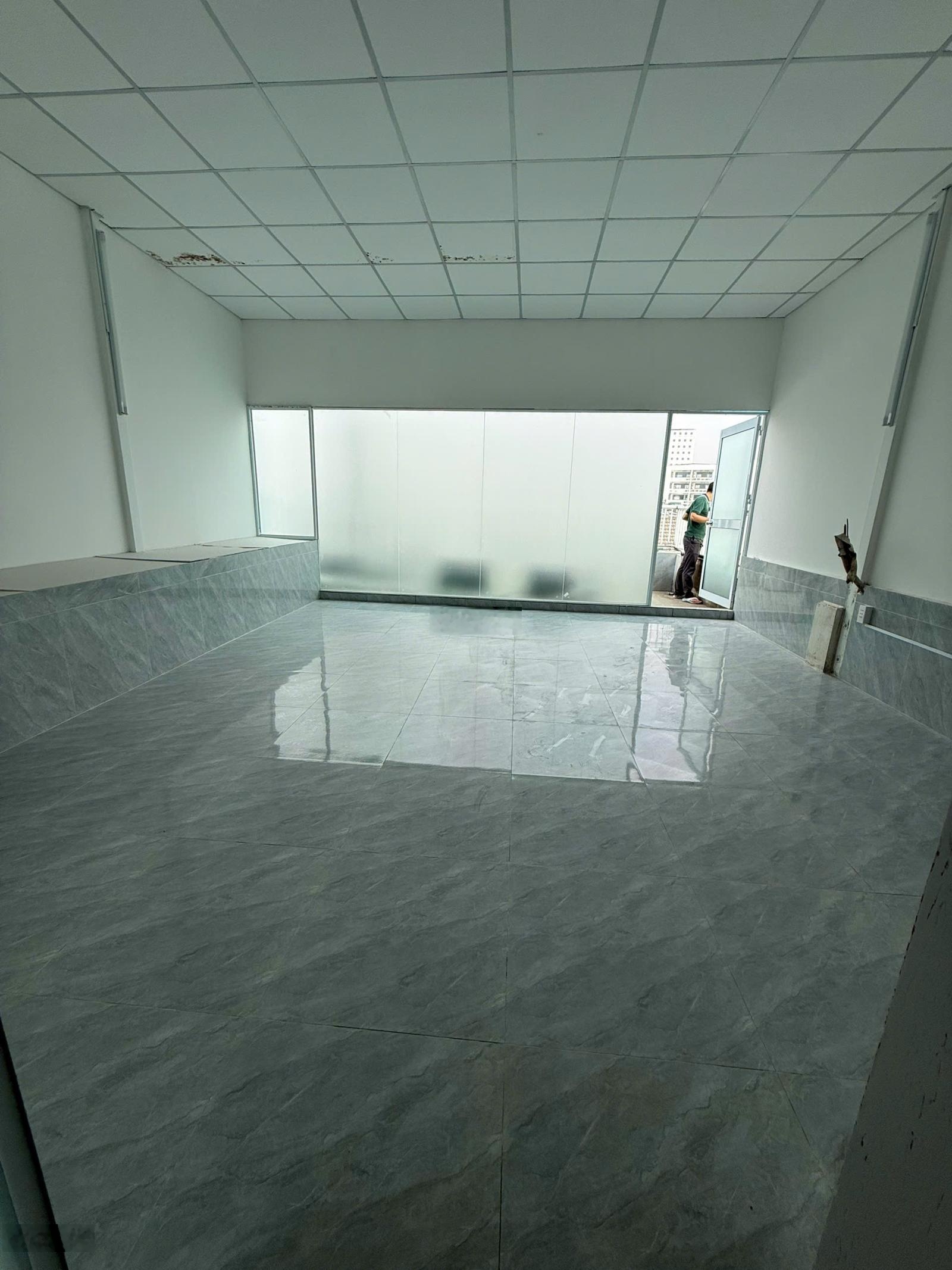 Tòa nhà mini ốp kính nguyên căn - 6x18m x 5 tầng, thang máy