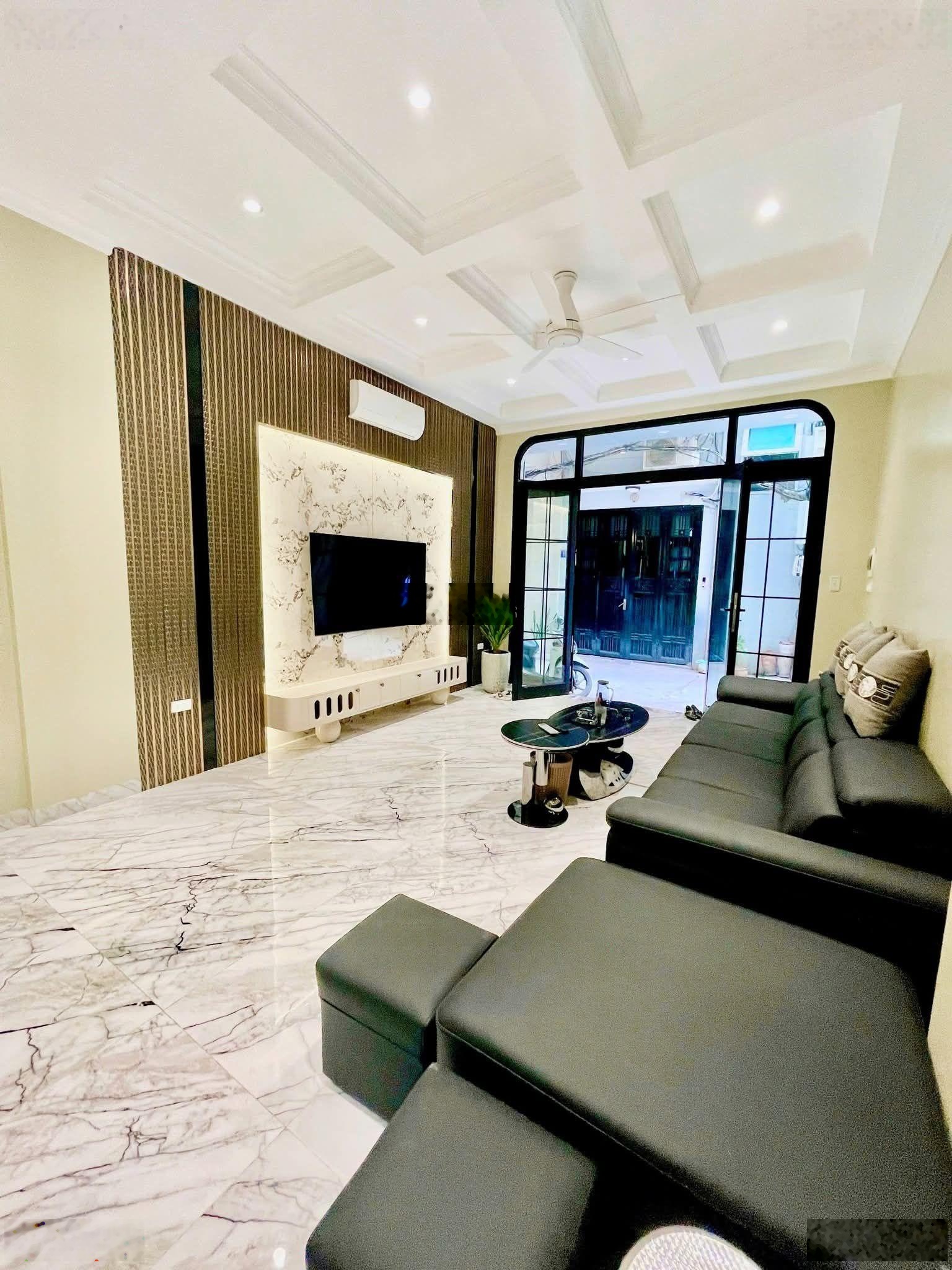 Bán nhà riêng tại Ngọc Khánh, 20 tỷ, 42m2, 4PN + 4WC, thiết kế hiện đại, uy tín, Hot