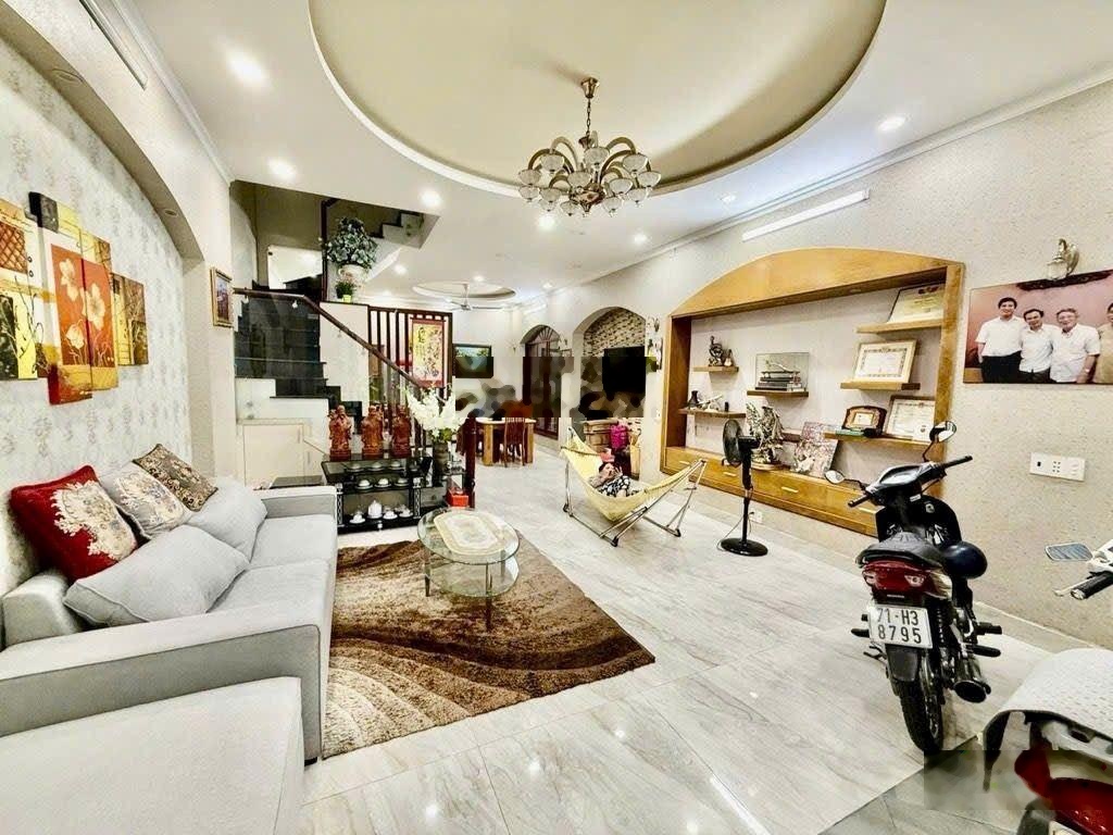 Giá :7.850 triệu * Dt : 4m x 15m - 56m2 + 5 tầng BTCT -5PN,4WC - hoàn công đủ 180m2 sàn- làm CHDV