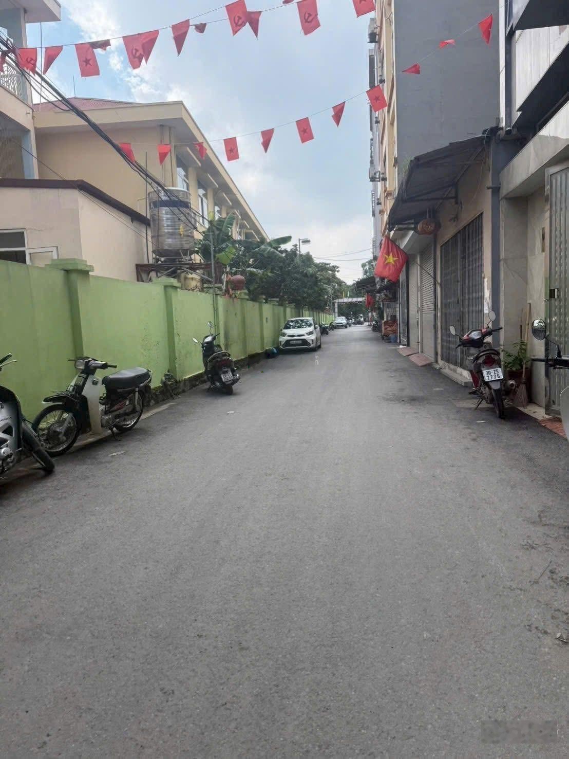 Bán nhà 4t x50m mt hơn 6m cầu diễn đức diễn ô tô cách 10m lô góc 3 mặt thoáng sổ đỏ chính giá đt