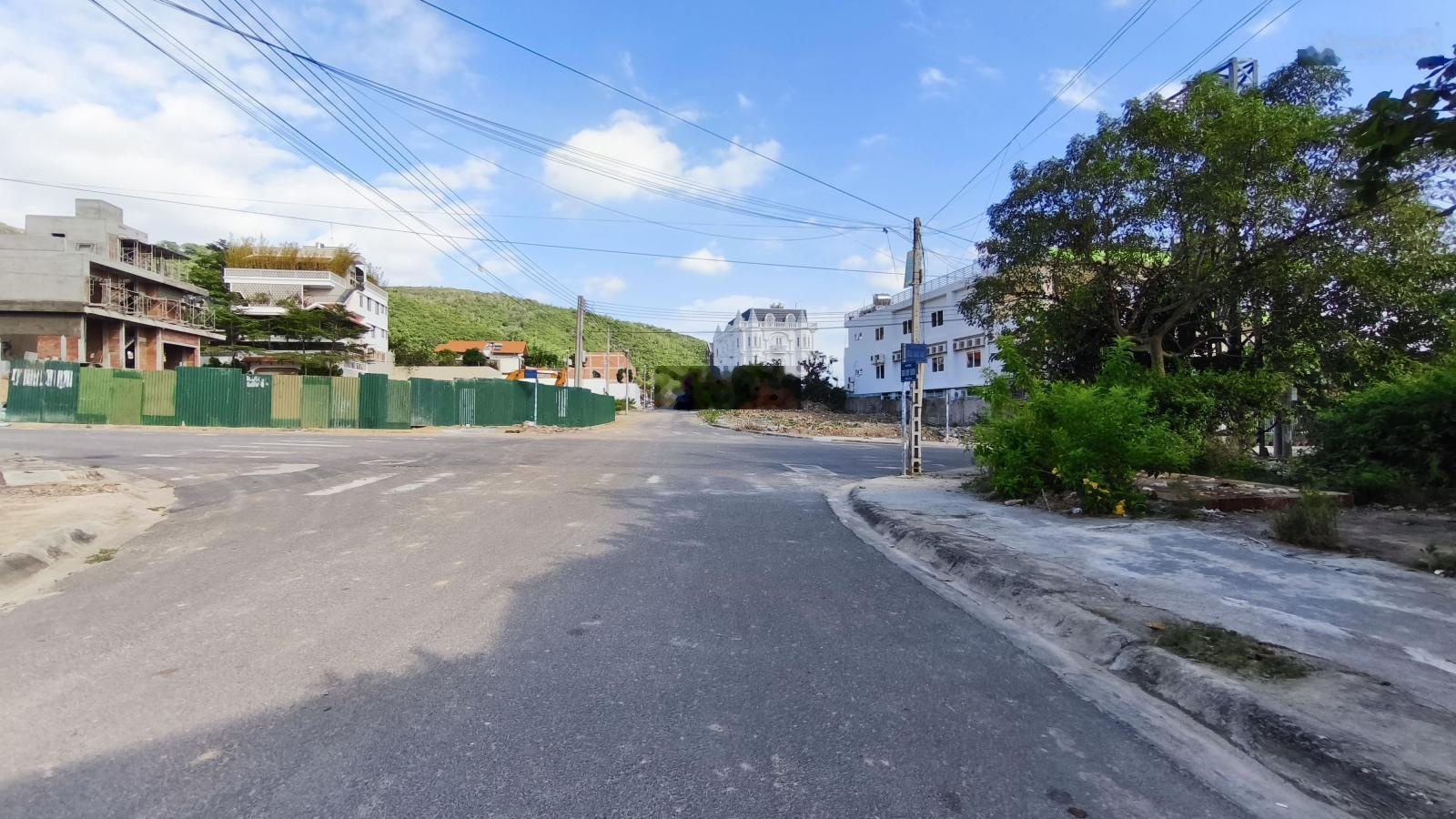 Bán đất Hòn Xện Nha Trang - Mặt tiền Đường Bùi Huy Bích cạnh ngay ngã 4 giao Đường Triệu Quốc Đạt