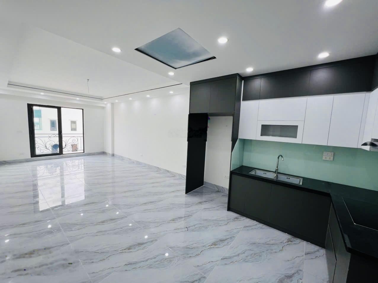 Đàm Quang Trung. Gần ST Aoen Mall, cầu Vĩnh Tuy. Xây mới, thang máy, gara. 51m x 7 tầng, giá 15.5tỷ