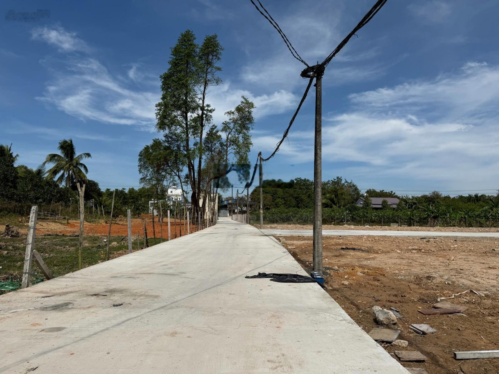 Bán nền lô góc 125m2 ngay đầu đường Cây Thông Trong. Ngay sát Dương Đông, sổ full thổ cư, giá tốt