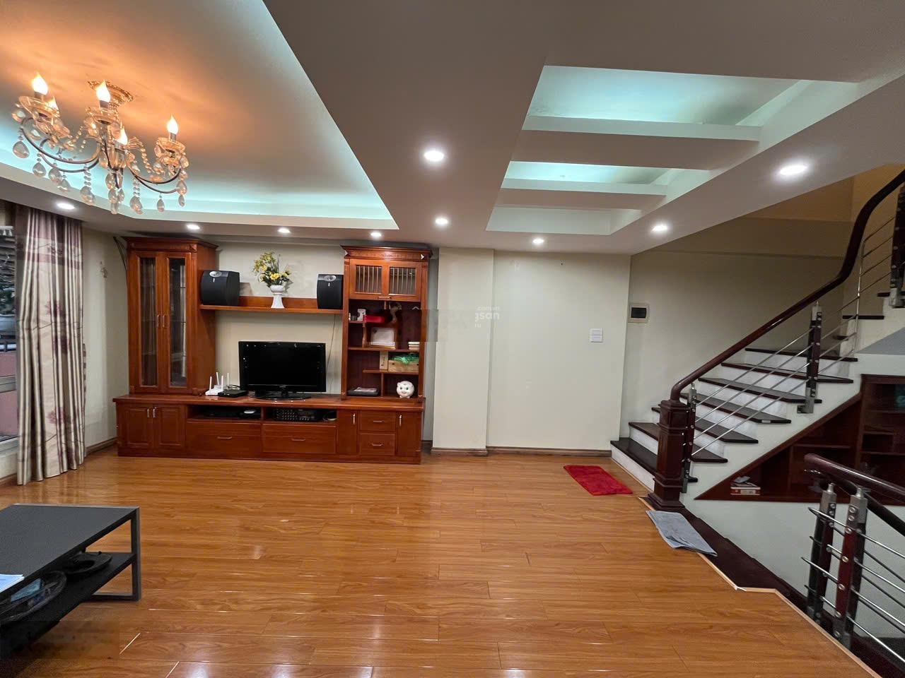 Chính Chủ cho thuê nhà nguyên căn 4,5 tầng DT 80m2,đường ô tô tránh,trung tâm Bồ Đề LH: 0987788878