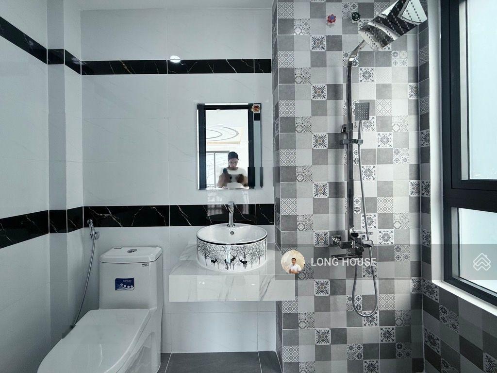 Gần chợ Hoàng Hoa Thám. Nhà xây mới 5 tầng, 37.2m2 sổ vuông - sát hẻm ô tô thông Thích Quảng Đức