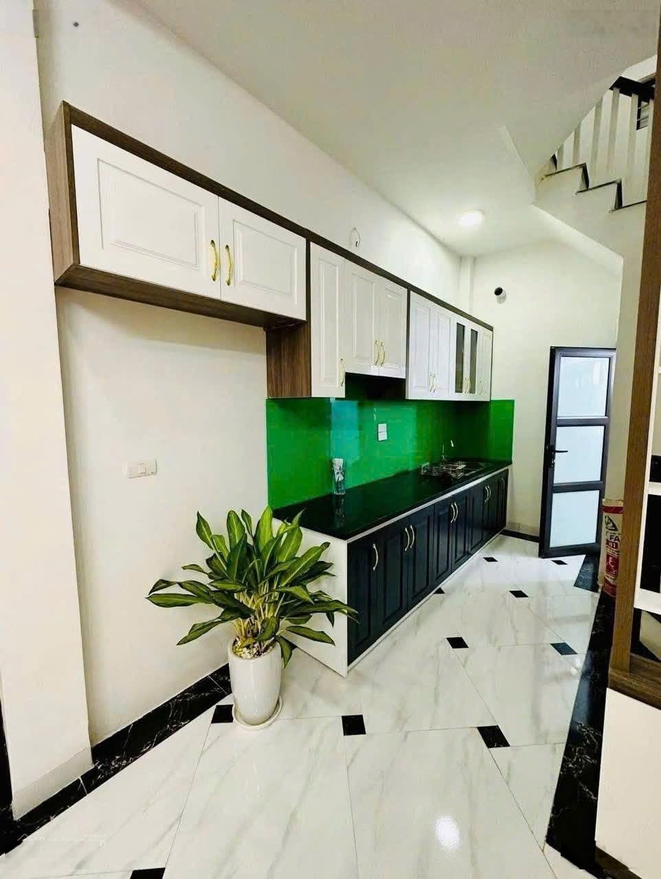 Cho Thuê Nhà Cầu Giấy, 5 tầng x 35m2, nhà đẹp ở ngay, 15tr