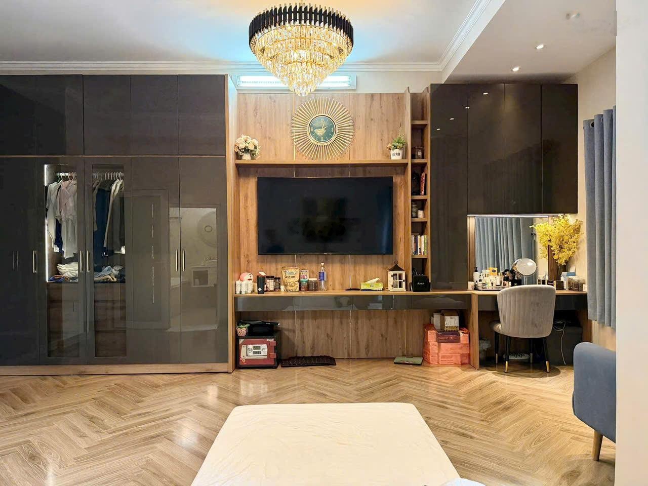 Siêu hiếm 2MT, ngang hơn 10m Quốc Lộ 13. 11x32m. CN 320m2. CTXD 10 tầng. HĐT: 145tr. Giá 48 tỷ,