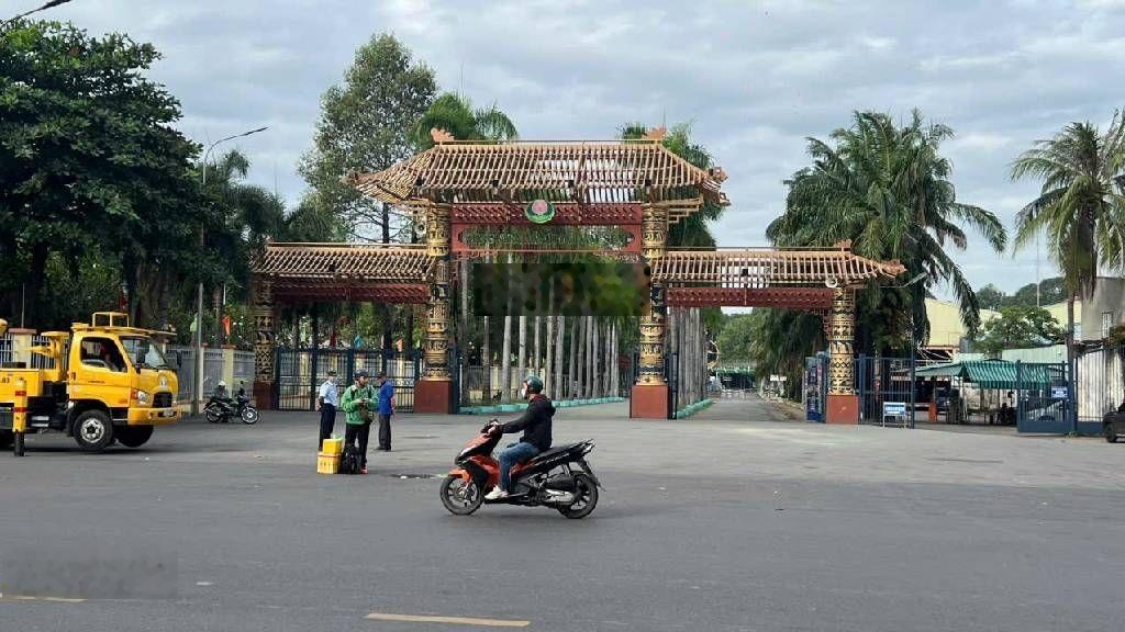 Nhà q11 - 2 tầng - lạc long quân - gần hẻm xe hơi - sát bên cv đầm sen - hơn 7 tỷ