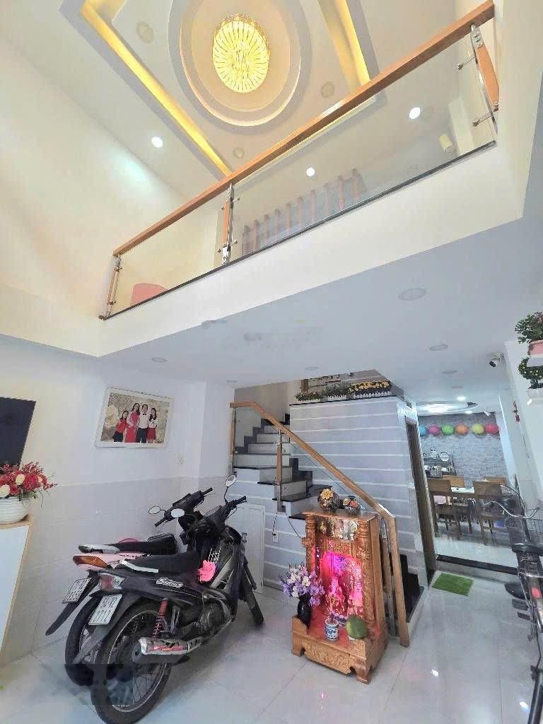 Hẻm thông, cách vài bước ra mặt tiền gần Nguyễn Thái Sơn. Diện tích 44m2 4m x11m chỉ: 6,6 tỷ