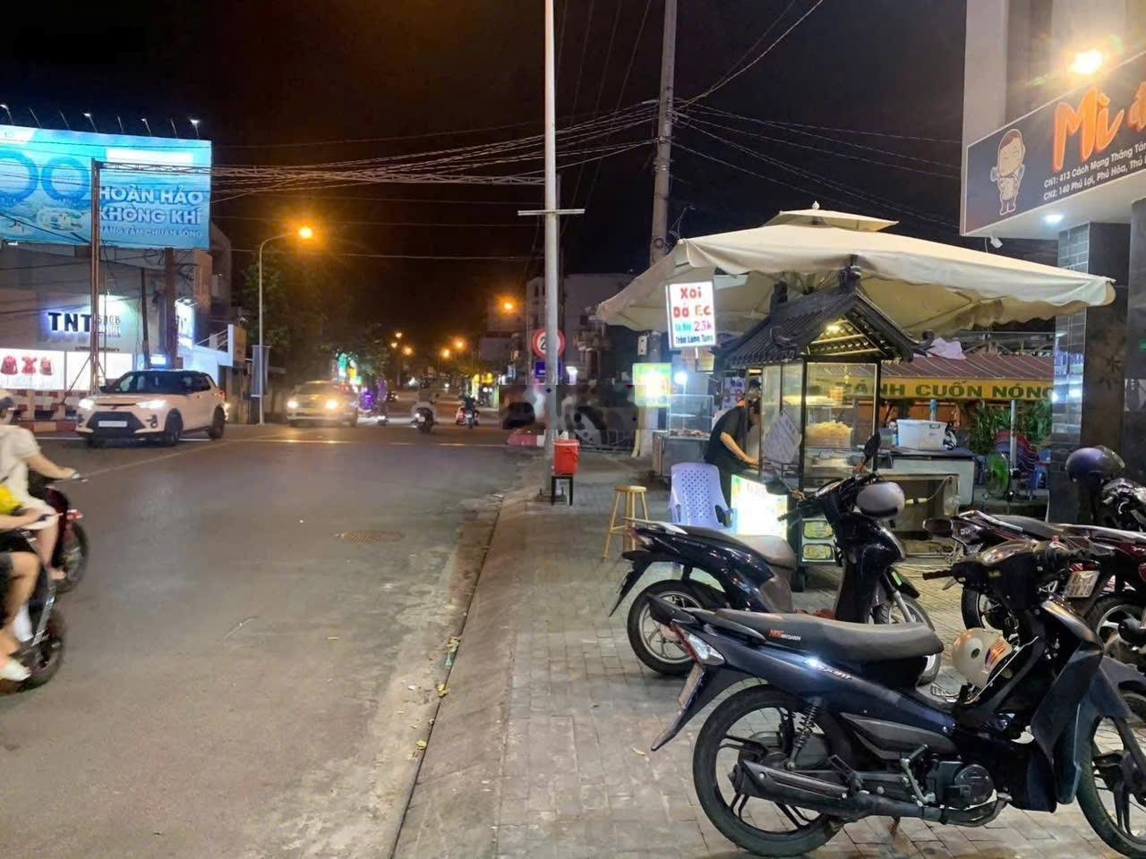 CHỦ NGỘP CẦN BÁN GẤP Nhà mặt tiền CMT8 ngay Ngã 6 (vị trí vàng) Diện tích: 7,4x21