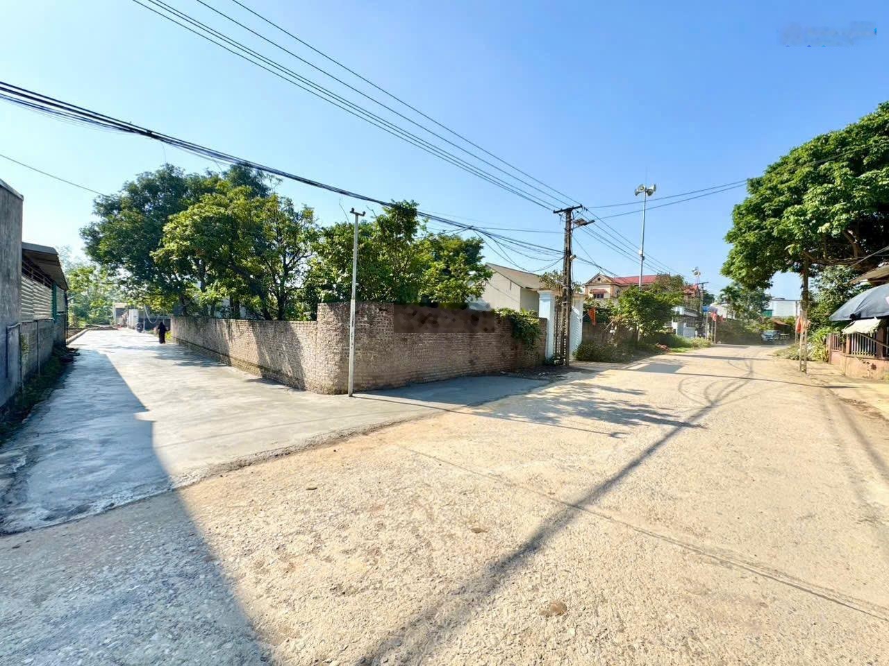 Diện tích: 120 m2 / 90m2 thổ cư. Cách trục chính đường liên xã 20m Đ/c: Xuân Linh - Thuỷ Xuân