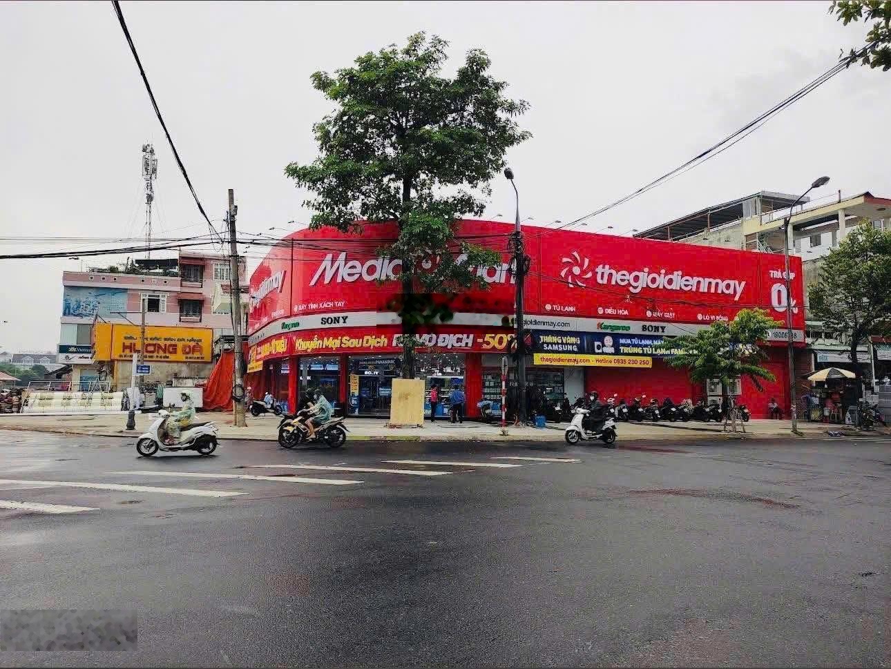 Cho thuê mặt bằng góc 2 mặt tiền Núi Thành - Duy Tân 550m2