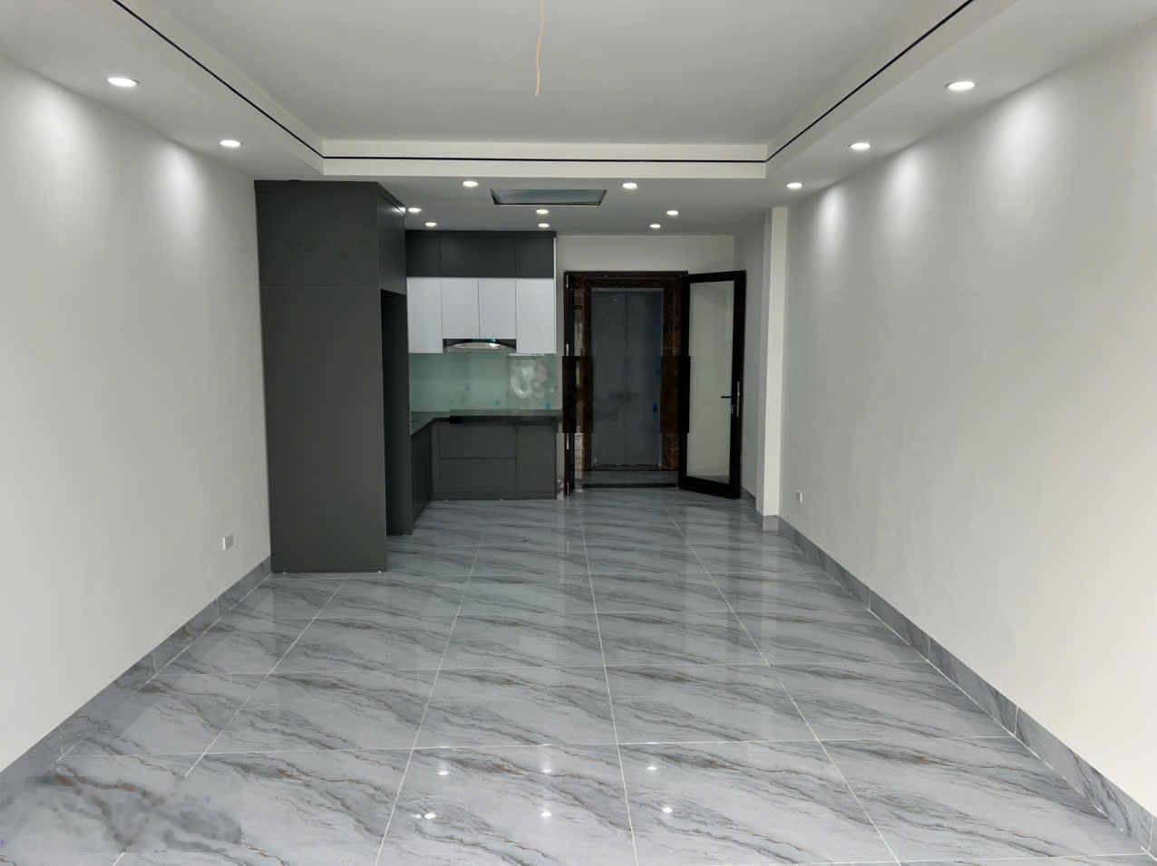 Hàng đầu tư tại phố TRẠM. Đối diện ST Aeon mall. Xây mới 50m x 6 tầng, thang máy, giá rẻ 12.5 tỷ