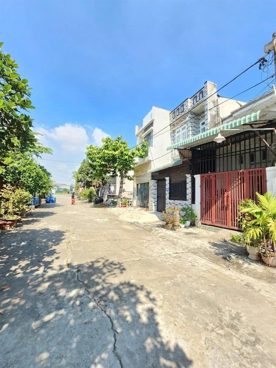 Nhà lầu sân xe hơi đường xe hơi gần bệnh viện dĩ an giá 3 tỷ 990 triệu