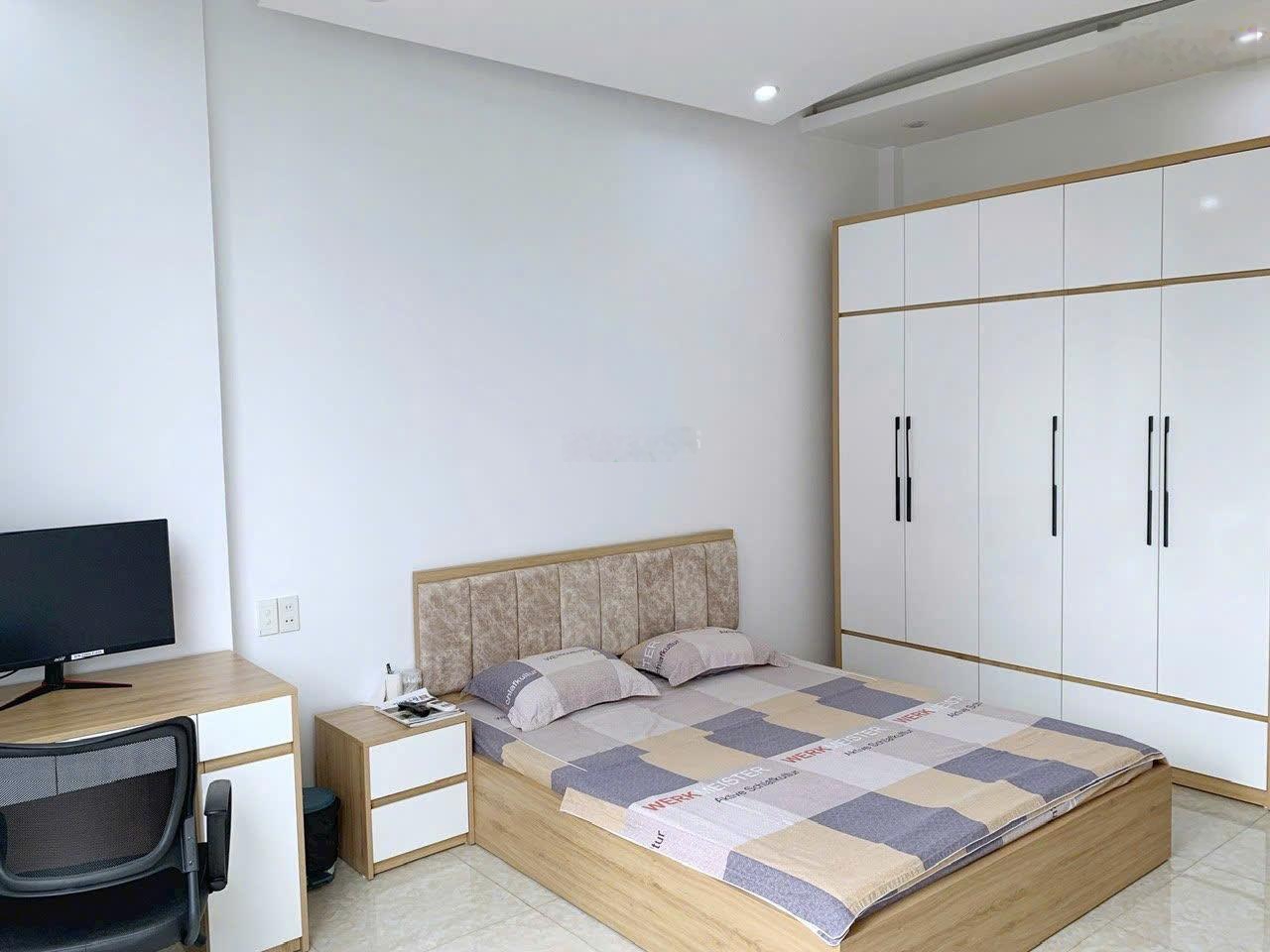 Cho thuê nhà mặt phố Văn Cao, DT: 65m2, 5 p.ngủ khép kín full đồ.