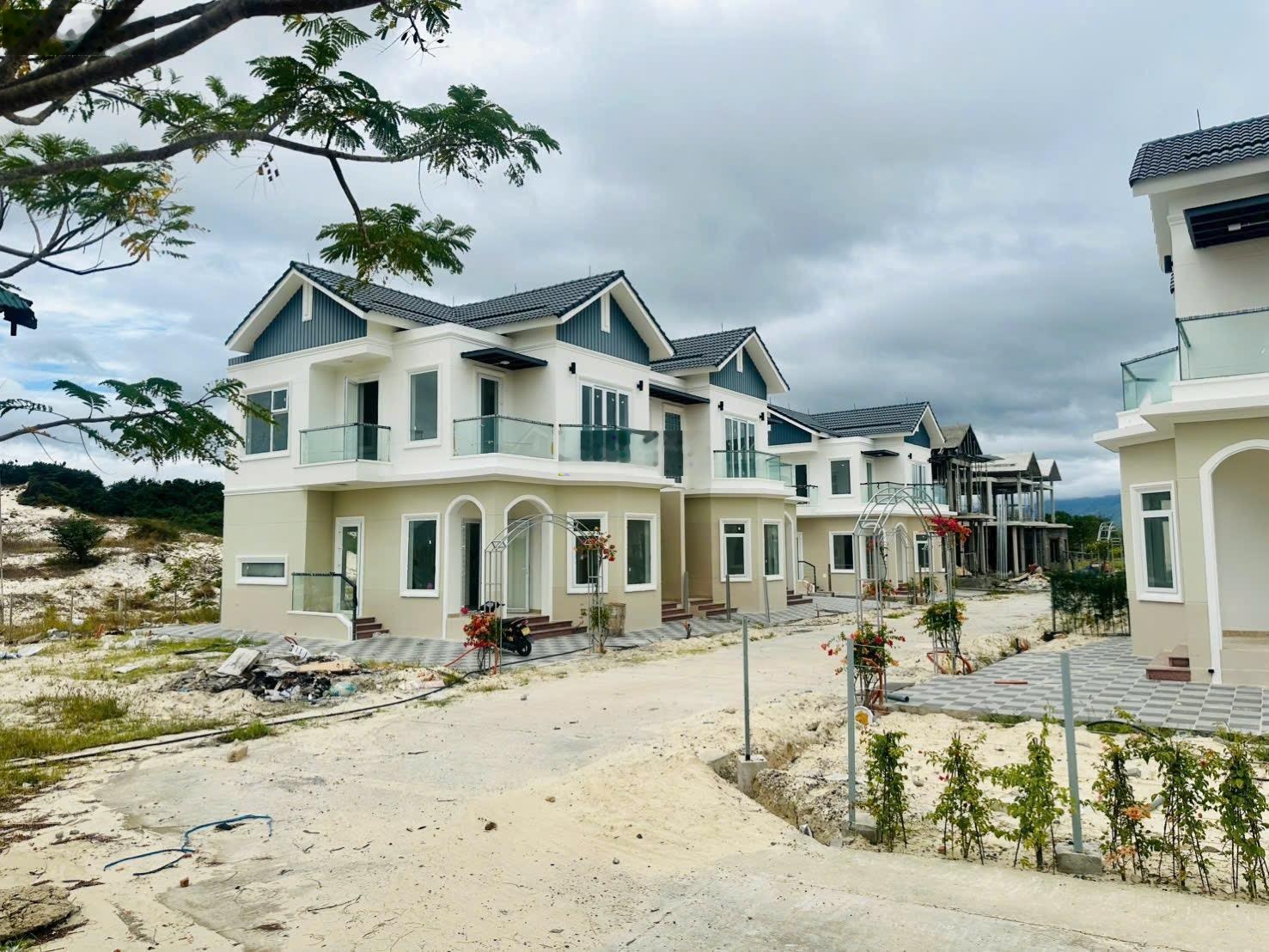 Biệt thự biển bãi dài - đường nguyến tất thành đối diện resort movempick