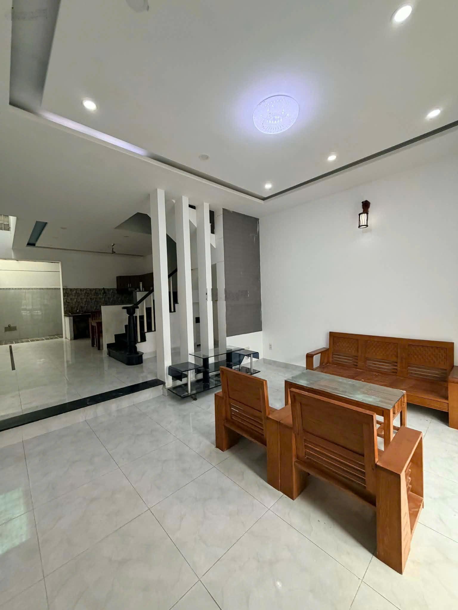 7 triệu/tháng - Nhà 1 trệt 1 lầu 2 phòng ngủ 3wc Võ Văn Hát gần khu công nghệ cao