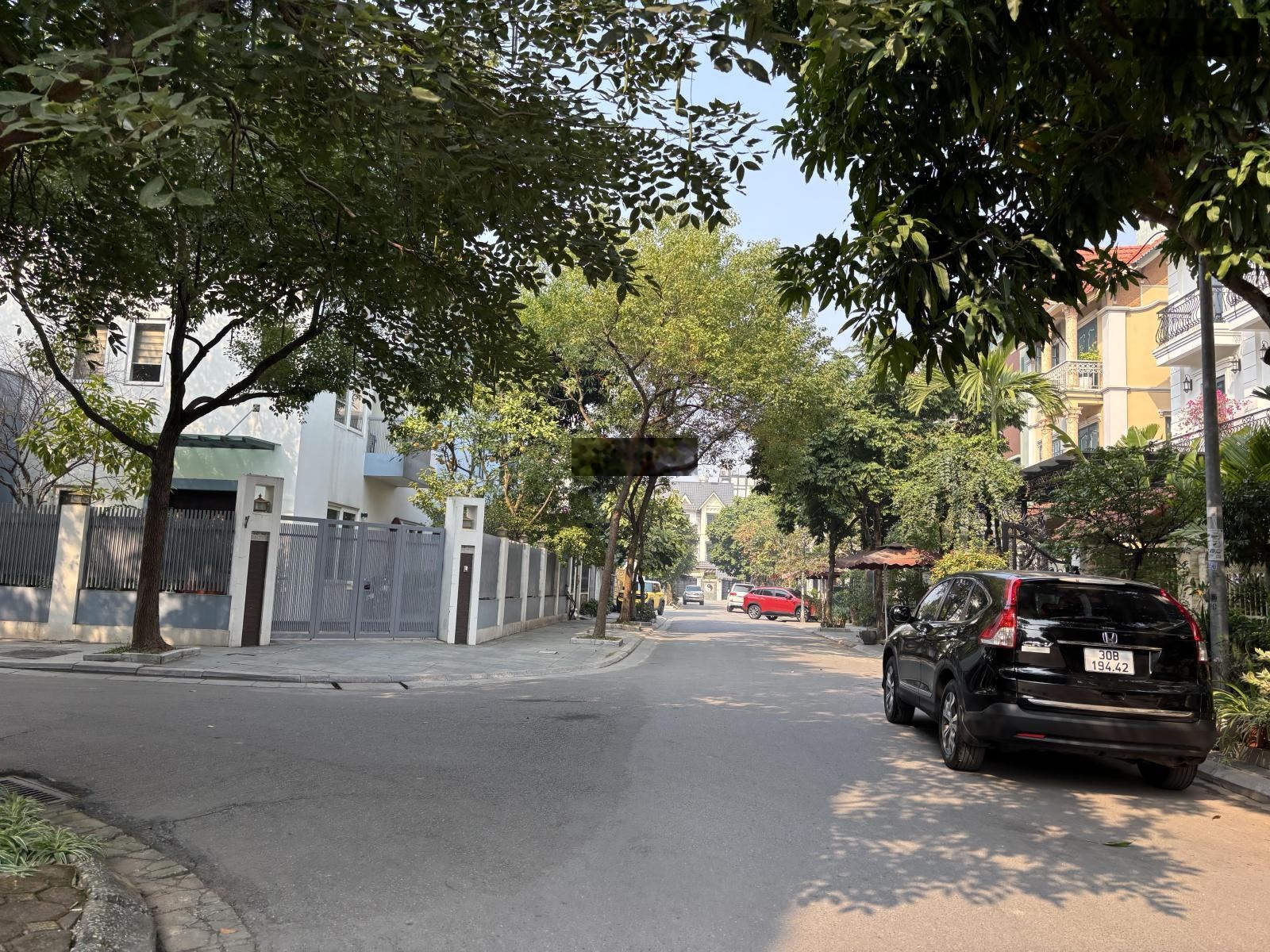 Hiếm bán căn song lập thô 4 tầng khu BT KDT Việt Hưng 4 trạm an ninh 24/24h giá tốt rất đáng sống