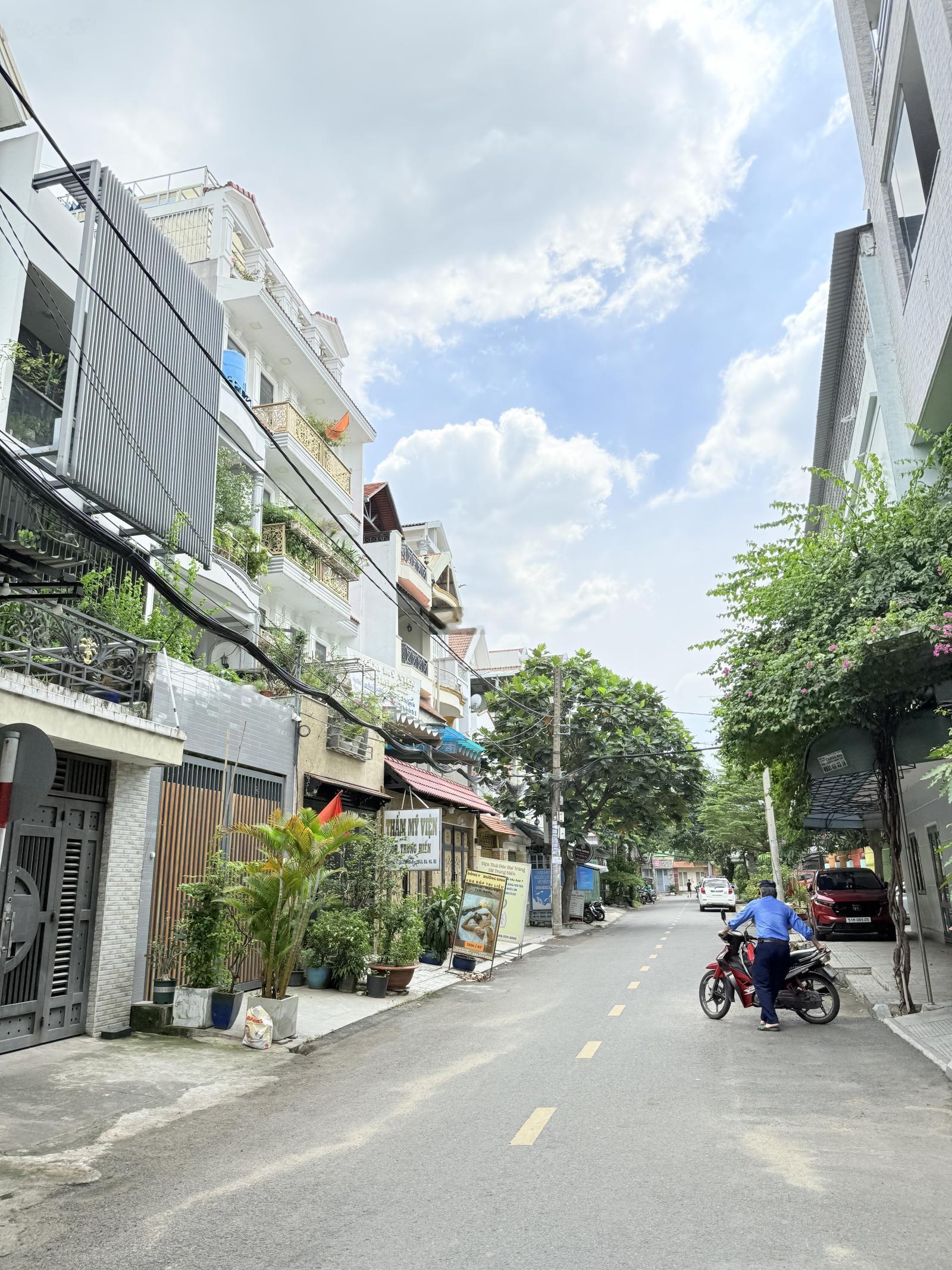 Biệt thự sân vườn, Lê Đức Thọ vào, gần 300m2, 12.8x20.8m, 3T sân vườn, kế Lotte, Vincom, Cityland