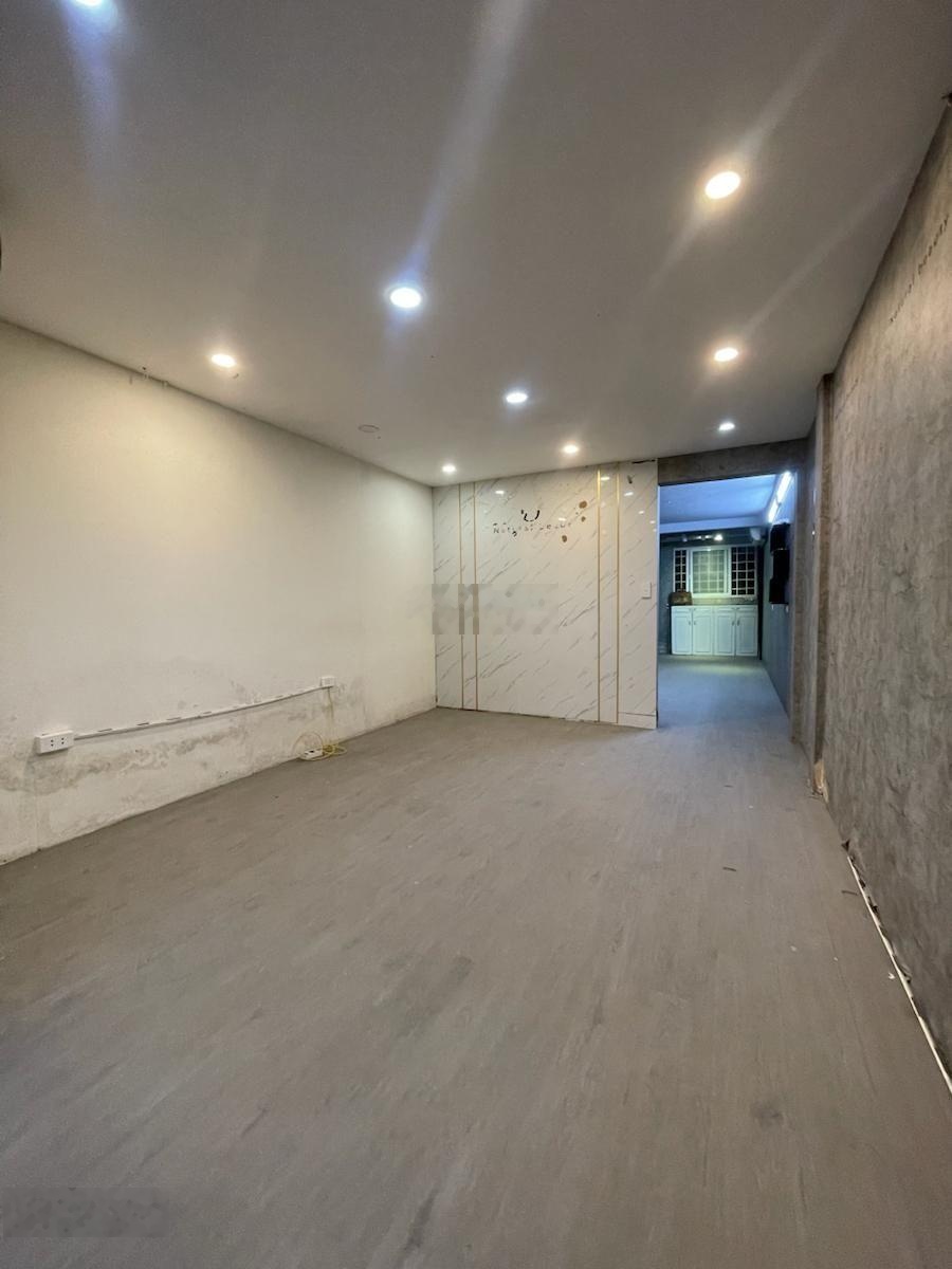 Bán gấp tập thể tầng 1 phố Phan Kế Bính. DT 82m2. Thiết kế 3 ngủ 2 vệ sinh. Có tum phơi. Nhỉnh 4 tỷ