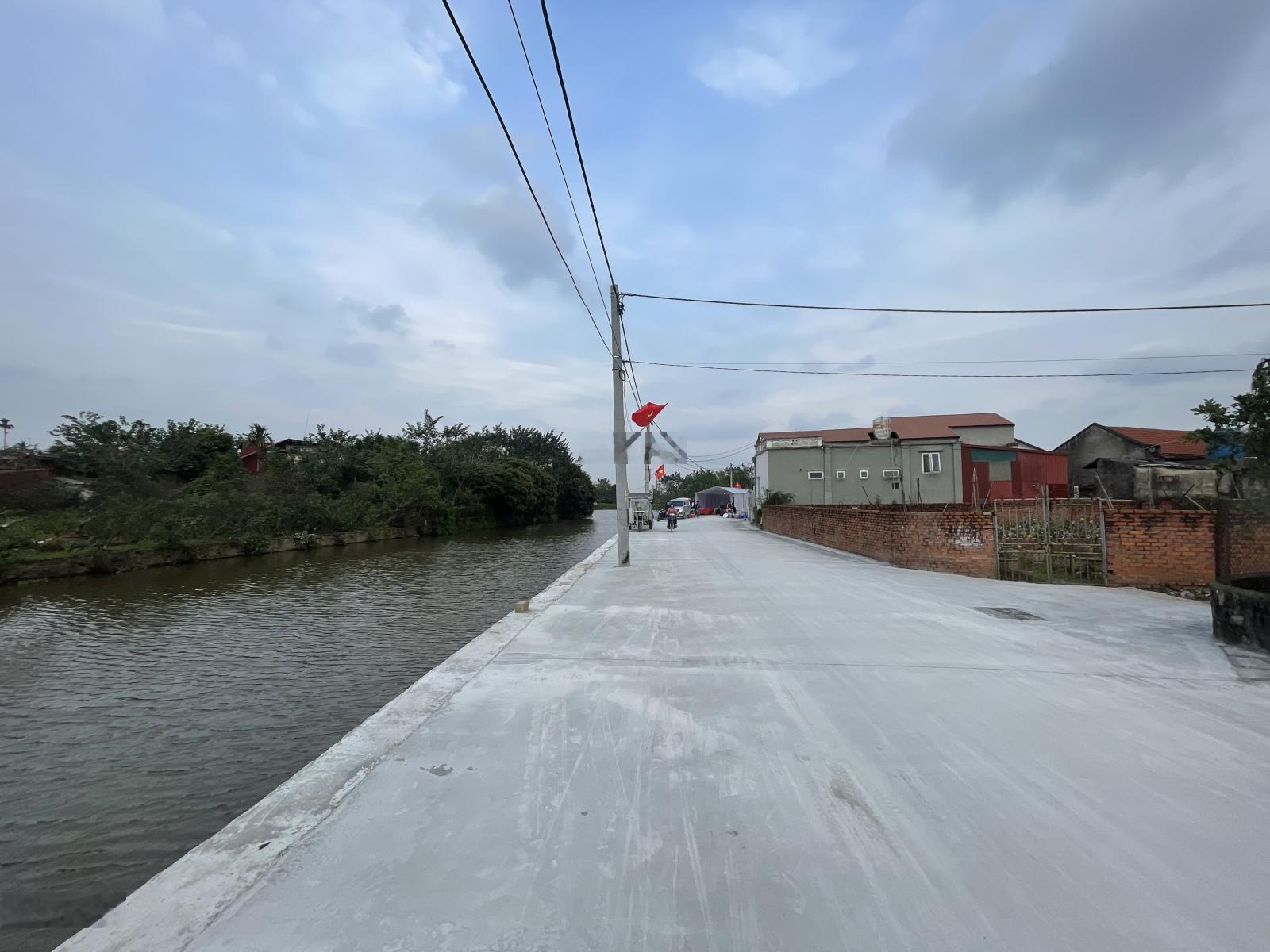 Bán đất view hồ, đường chính 8m 3 ô tô tránh