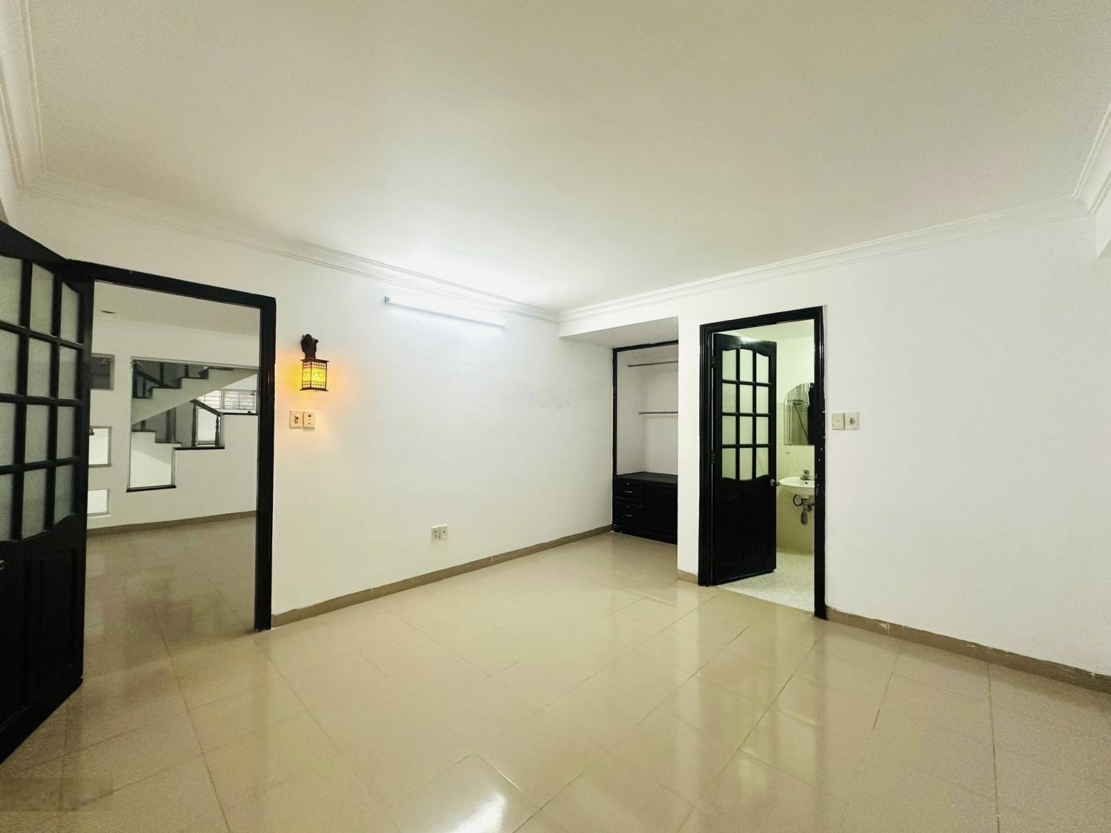 Cho thuê nhà 4 tầng mặt tiền đường Ông Ích Khiêm- nhà mới đẹp, phù hợp nhiều ngành nghề.