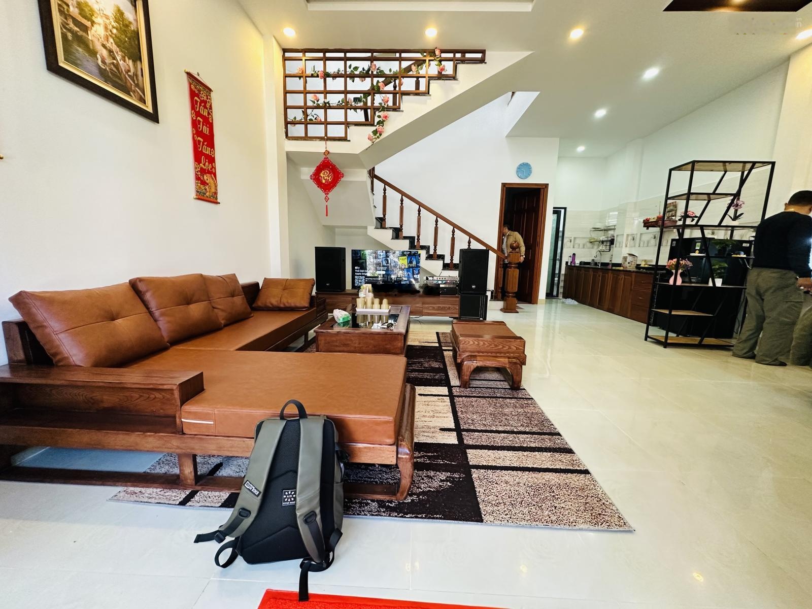 Hoàng Thị Loan . Thanh Khê , 2 tầng 2 mê kiệt 3m cách đường chính 30m , dt 74m2 ngang 6m .