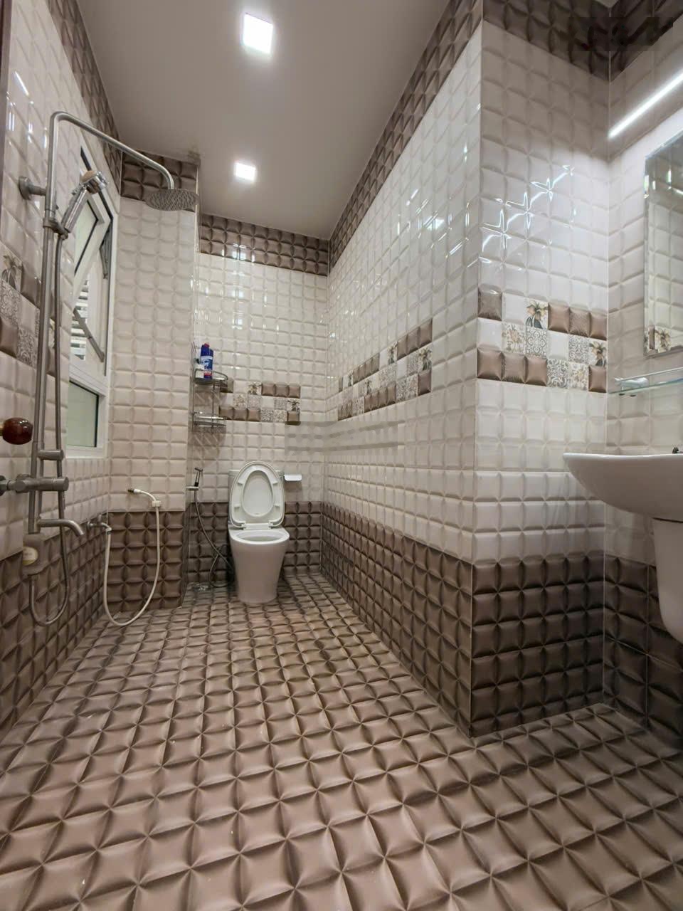 Cho thuê nhà lữ gia quận 11, đường 8m, dt 60m2 5 tầng 5pn. Giá 25tr/th