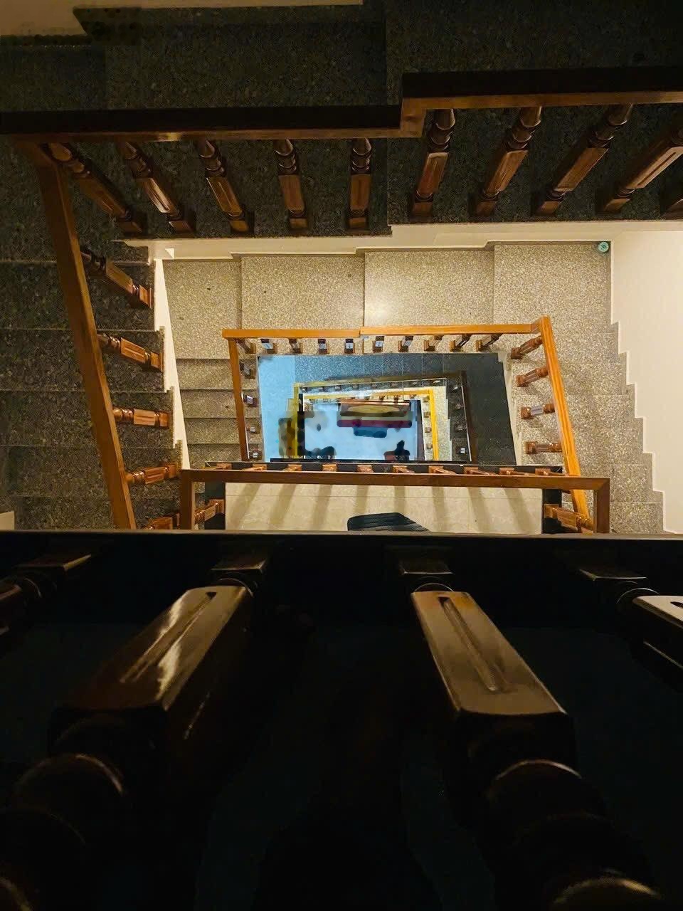 Hạ giá chỉ còn 8,5 tỷ nhà mặt tiền 5 tầng đường trường sơn nam nha trang quá đẹp rẻ