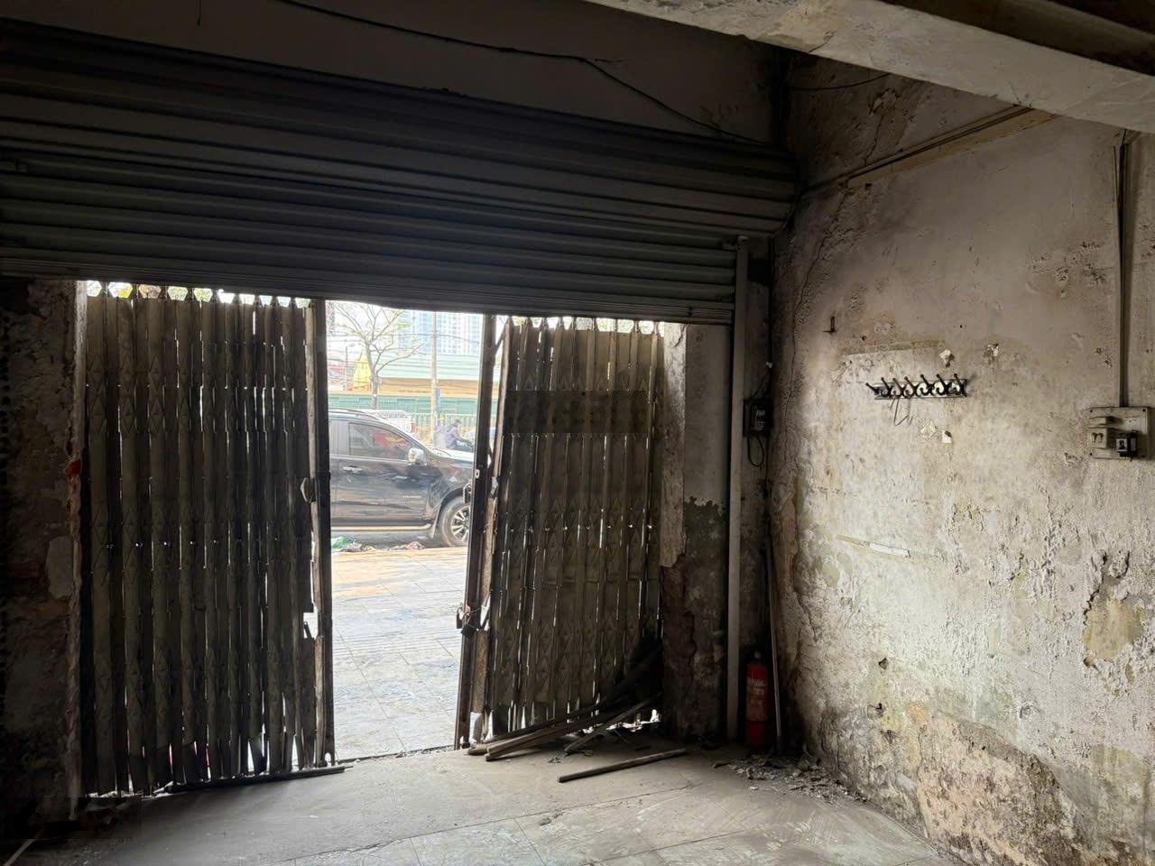 Cho thuê nhà mặt phố 2 tầng rộng 50m2, 12 triệu ở Giải Phóng, Hoàng Mai, Hà Nội