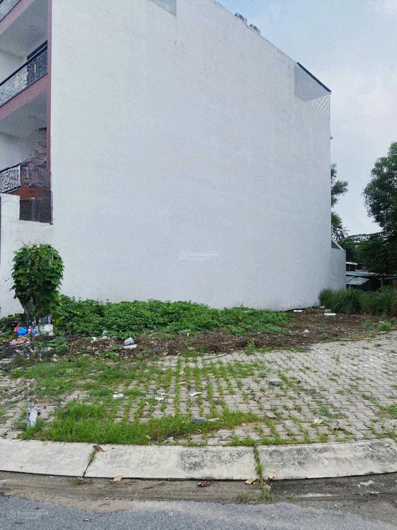 Bán gấp lô góc 130m2, cách chợ 300m, sổ hồng riêng, thông 2 chiều ra Võ Văn Kiệt