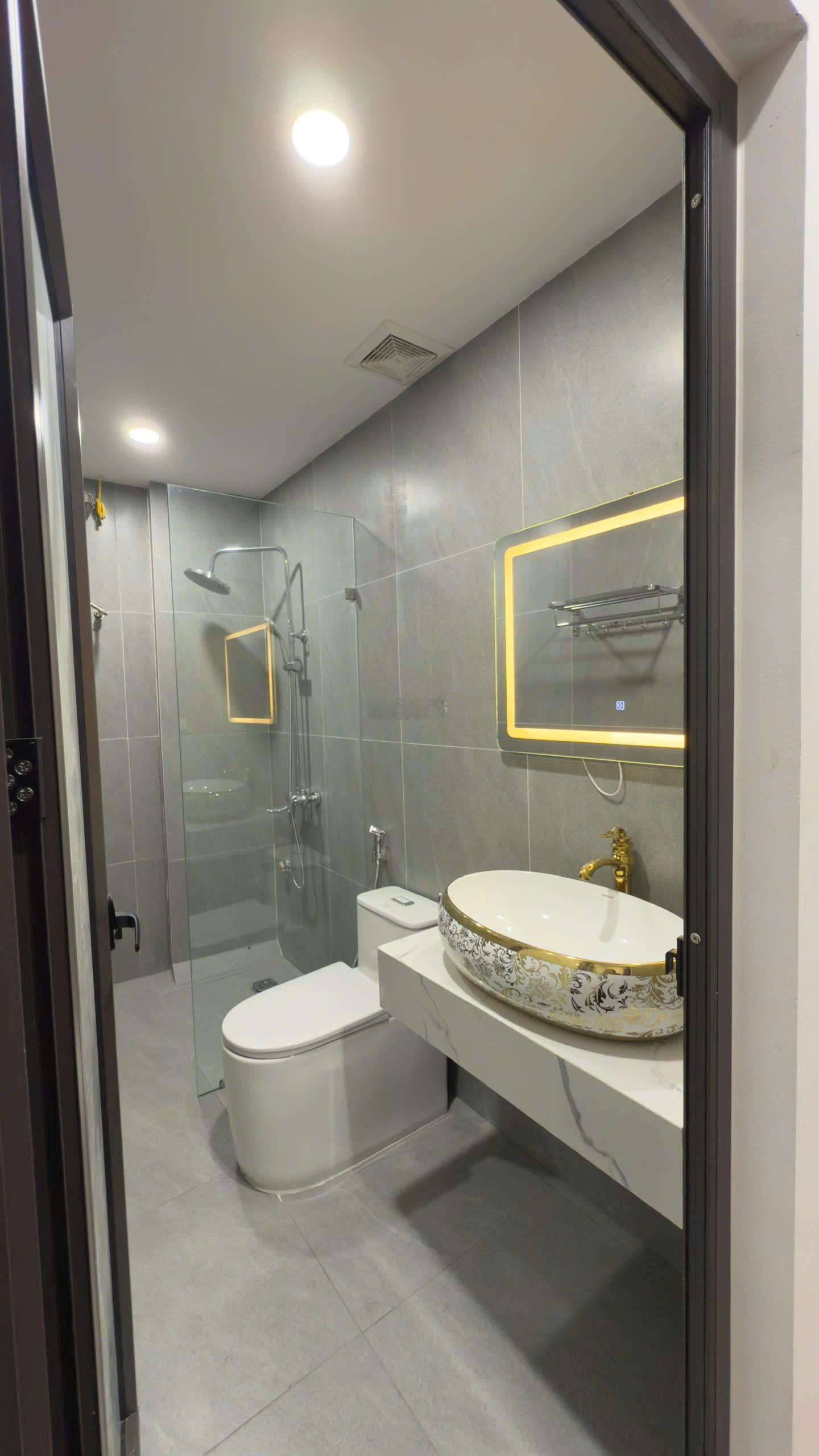 Bán gấp nhà mặt phố Hồ Tùng Mậu, 32 tỷ, 105m2, 2PN + 2WC, Cầu Giấy, Hà Nội, giá rẻ