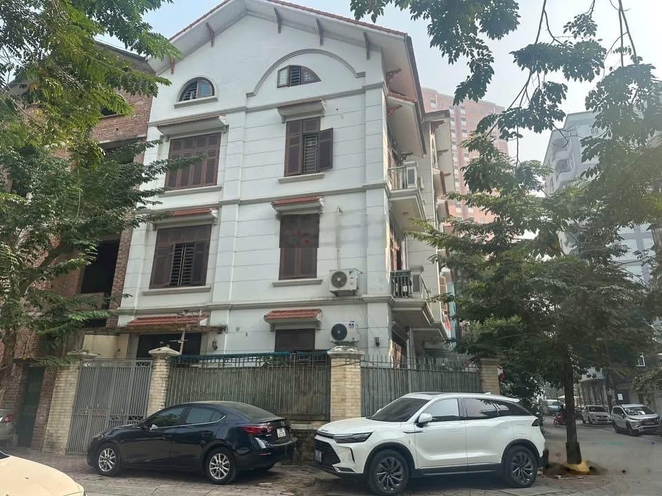 Biệt thự song lập Nghĩa Đô- cạnh Starlake Tây Hồ lô góc. Diện tích 121m2 xây 4 tầng.