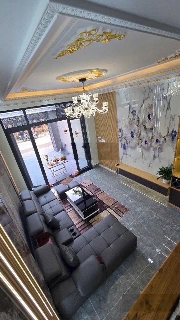 Bán nhà phố " đang hoàn thiện mới tinh" thiết kế tân cổ điển - xe hơi đậu trong sân, đường Lò Lu