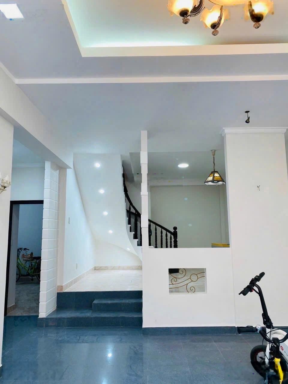 Cho thuê nhà lầu đẹp như hình 1 sẹc Phạm Văn Thuận Tân Mai 9 triệu