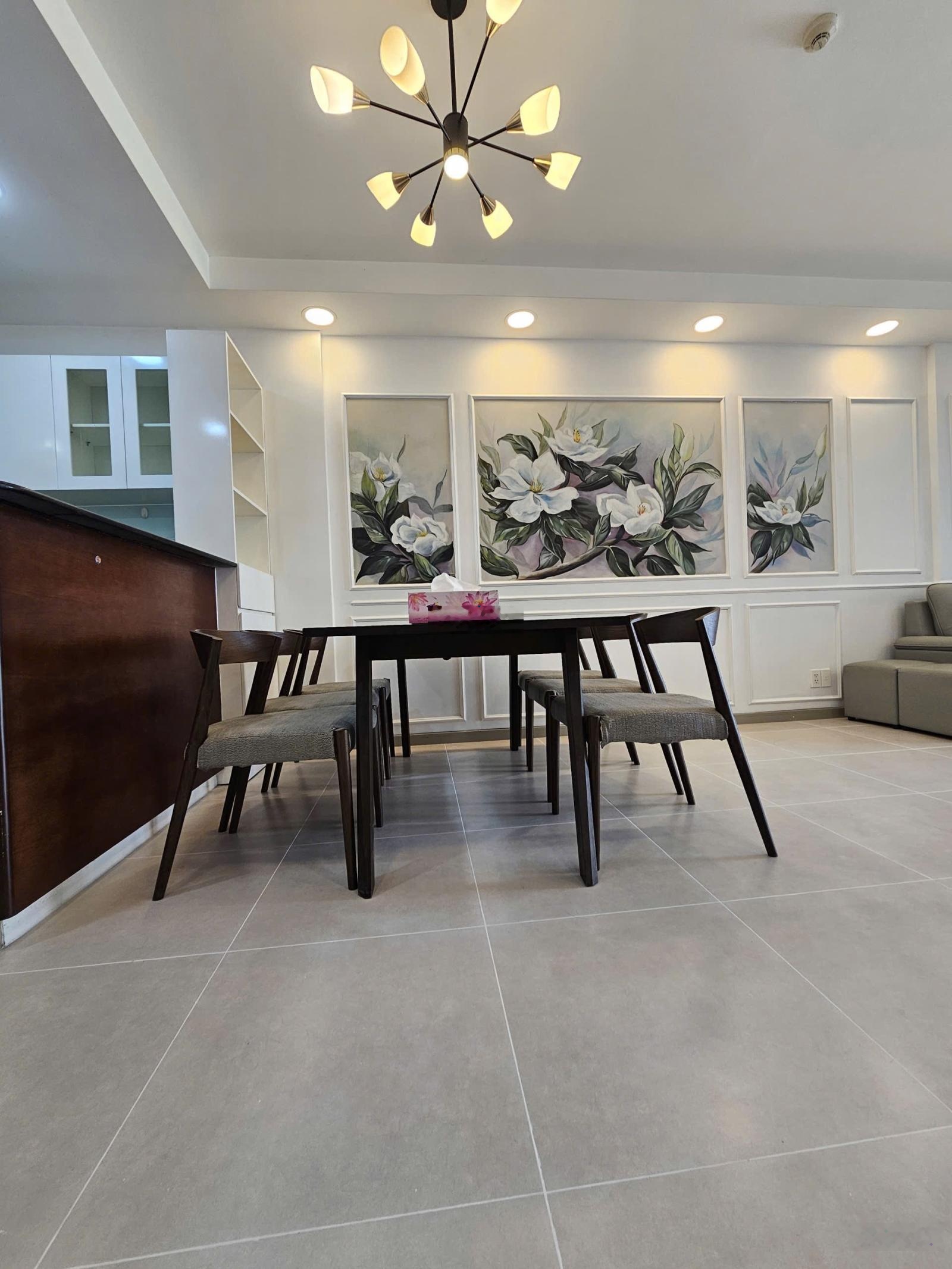 Bán chung cư Gold View - 92m2 2pn2wc - View Hồ Bơi - Hướng Tây Bắc - Giá 8,5 tỷ