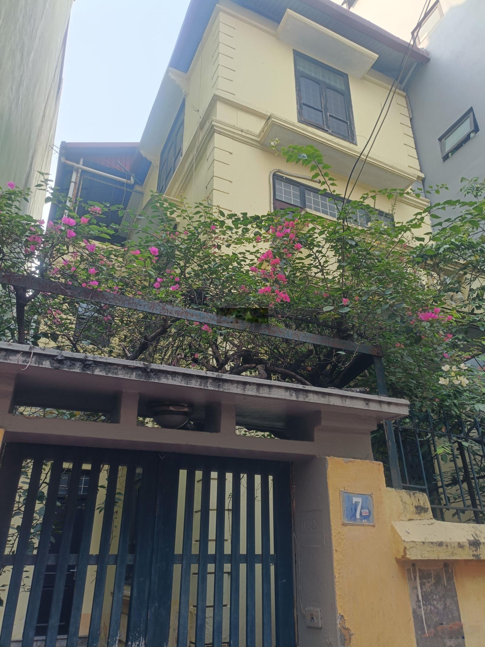 Sổ phân lô - ô tô 7 chỗ đỗ cửa - bán đất tặng nhà 3 tầng - phù hợp đầu tư xây tòa - TT Ba Đình