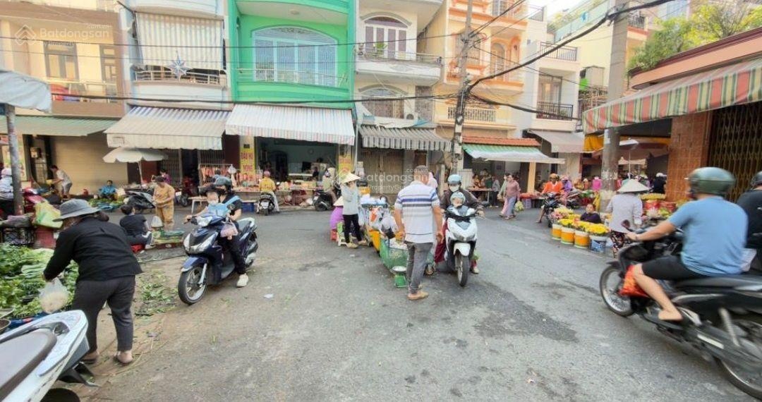 Mặt tiền chợ Hiệp Tân (sáng mở cửa là có tiền vào, tối đóng cửa đếm tiền bỏ két) 5 tầng. Dt: 4 x 24