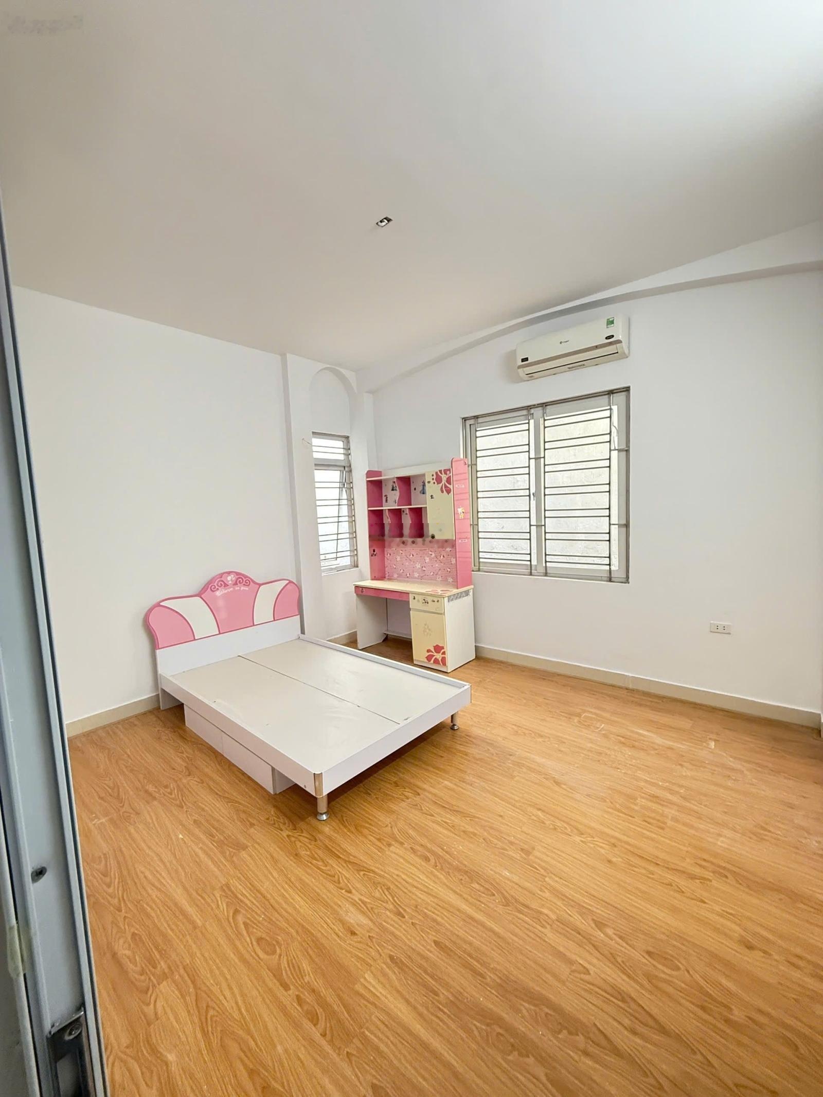 Hiếm! Nhà Xuân Thủy lô góc 2 thoáng, ngõ thông xe VF3, kinh doanh nhỏ, ở sướng 42m2*5 tầng, 8 tỷ