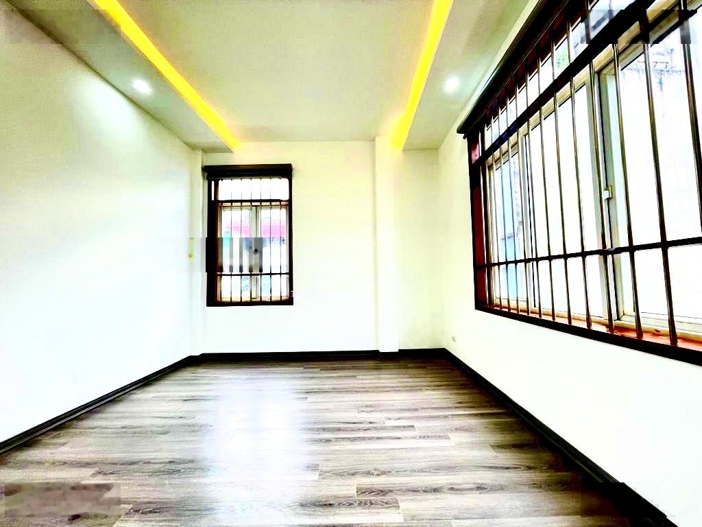 Ô tô tránh - kinh doanh - lô góc - ba thoáng - nở hậu nhẹ - ngõ thông - hoa hậu phố hoàng mai