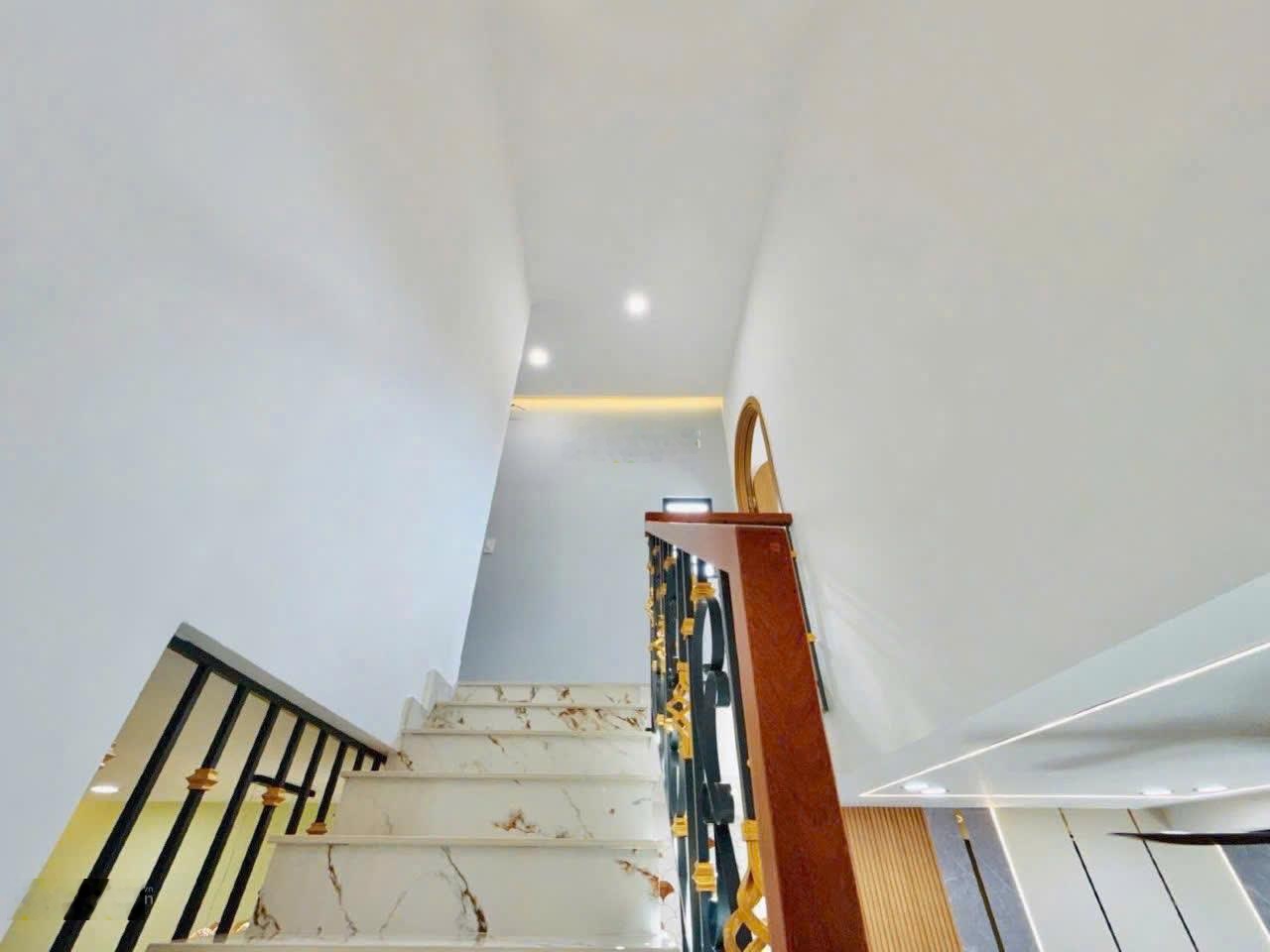 Duy nhất 1 căn! Nhà đẹp hướng Đông Bùi Đình Túy, BT 42m2, 3PN/2WC ngõ 5m - giá sập hầm 3tỷ780 - SHR