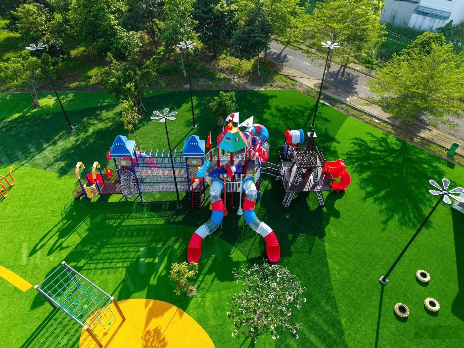 Bán nền 120m2 giá 3,465tỷ. Vị trí nằm ngay đường phố đi bộ, gần sông. Ms Chinh 0909063369