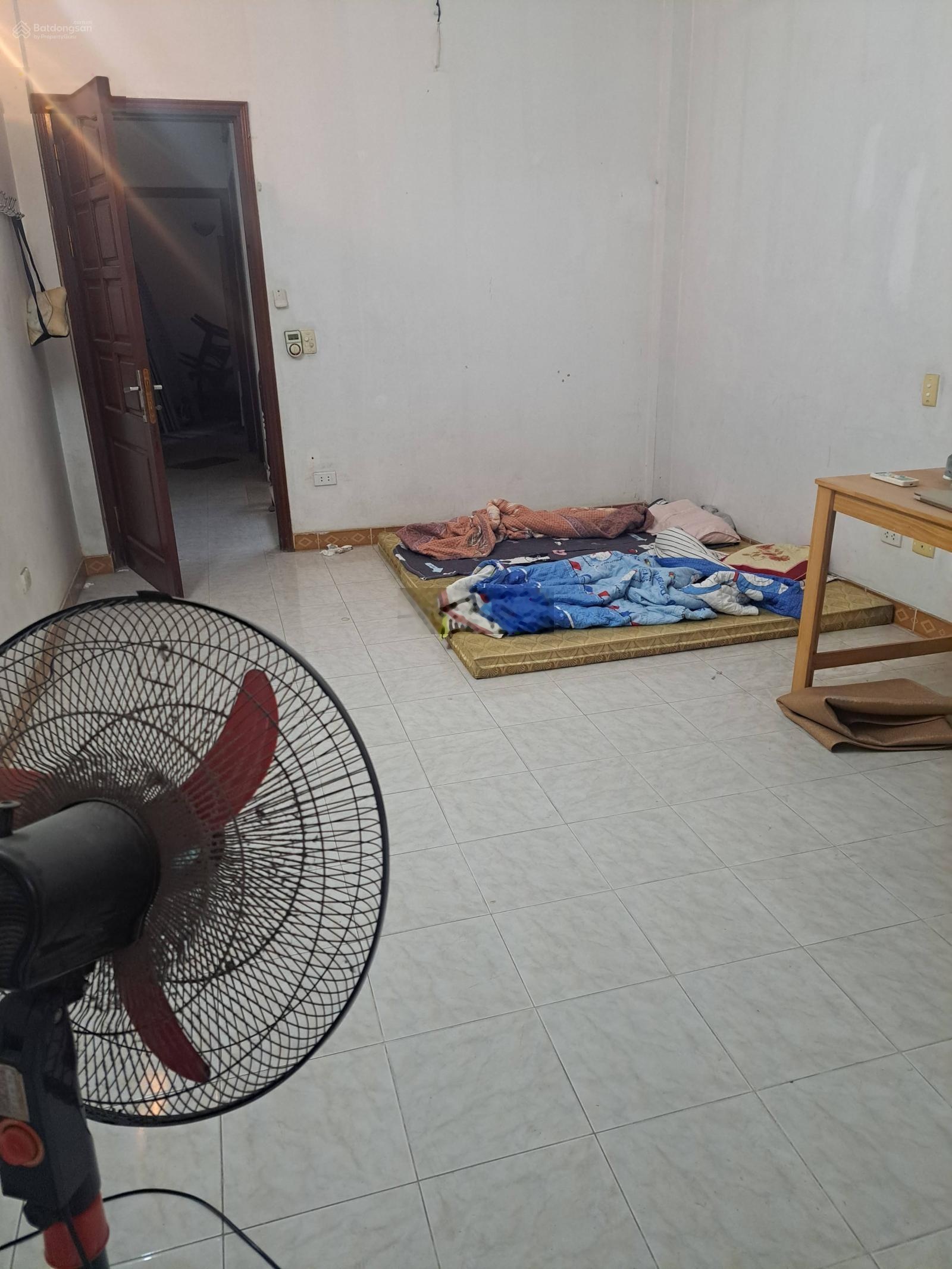 Nhà ngõ 389 đường Hoàng Quốc Việt, Dt 55m2 x 4 tầng, mặt tiền 4m, đường rộng ô tô đi lại